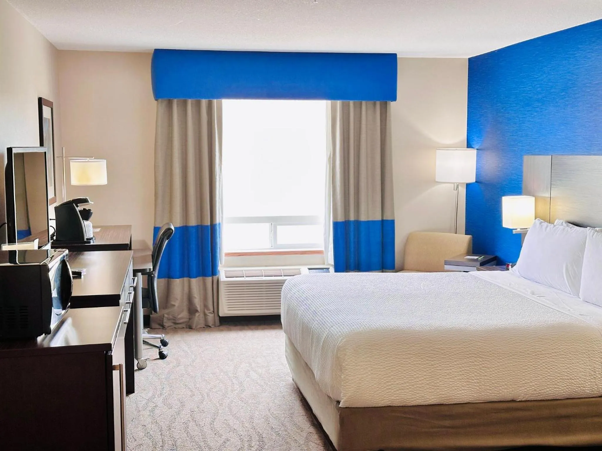 Photo of the whole room, Bed in Holiday Inn Hotel & Suites Regina by IHG