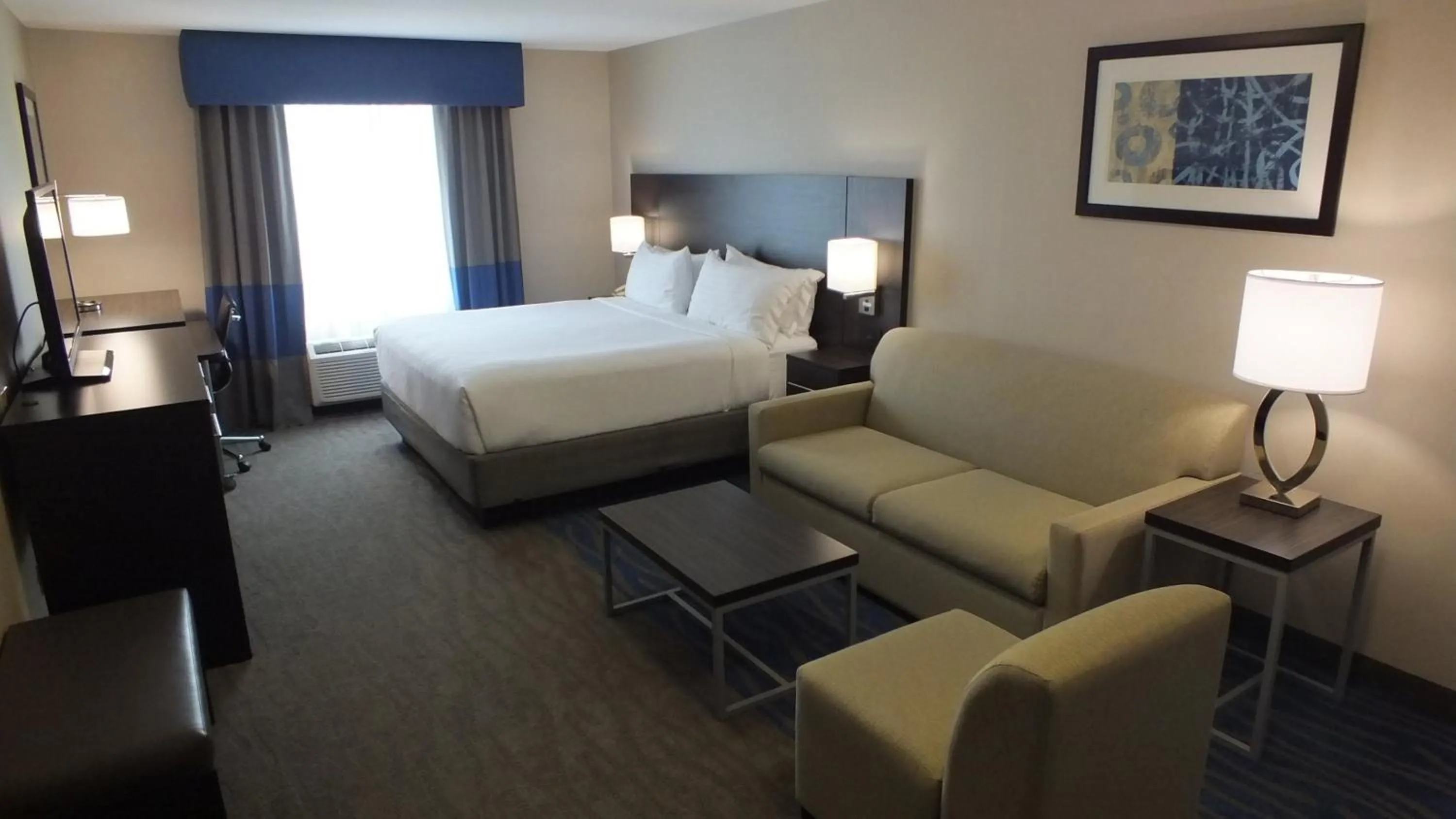Photo of the whole room, Bed in Holiday Inn Hotel & Suites Regina by IHG