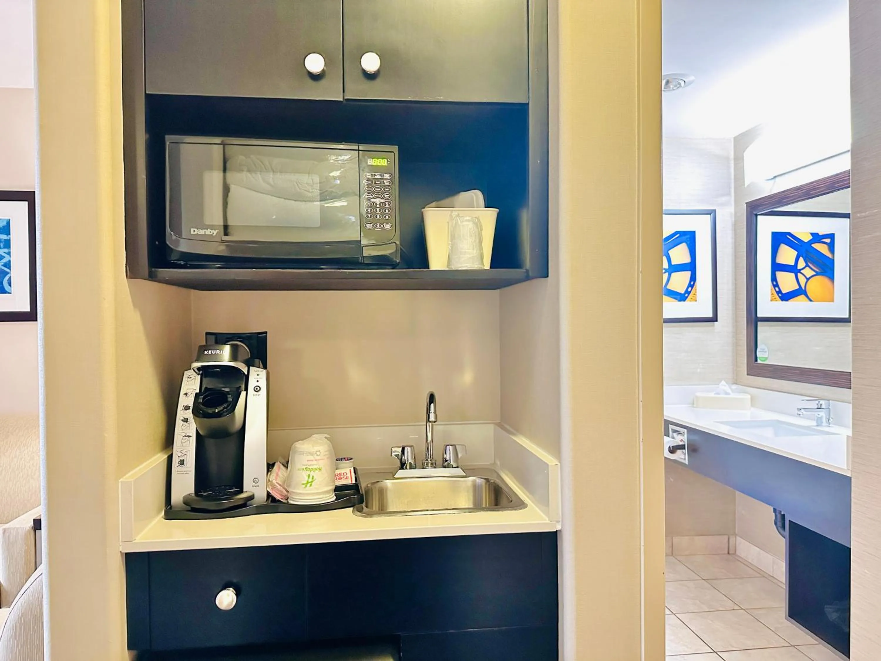 Coffee/tea facilities in Holiday Inn Hotel & Suites Regina by IHG
