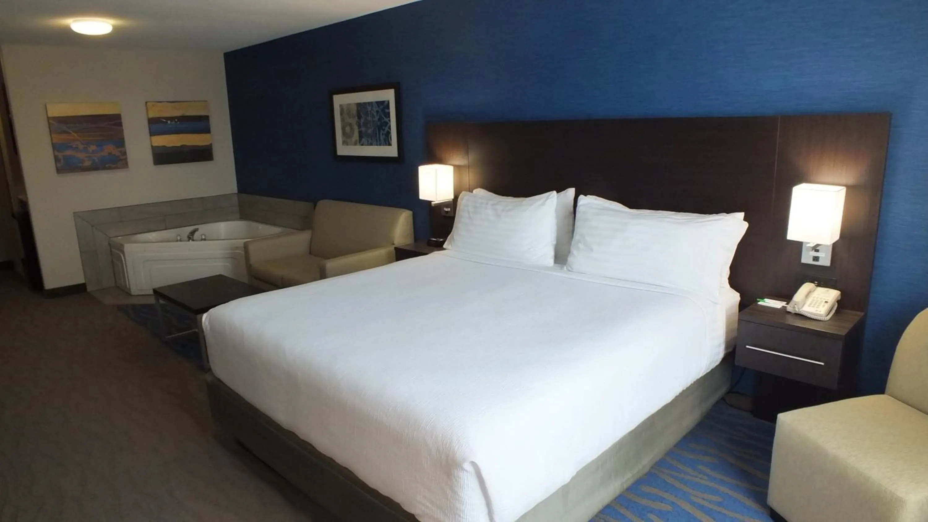 Photo of the whole room, Bed in Holiday Inn Hotel & Suites Regina by IHG
