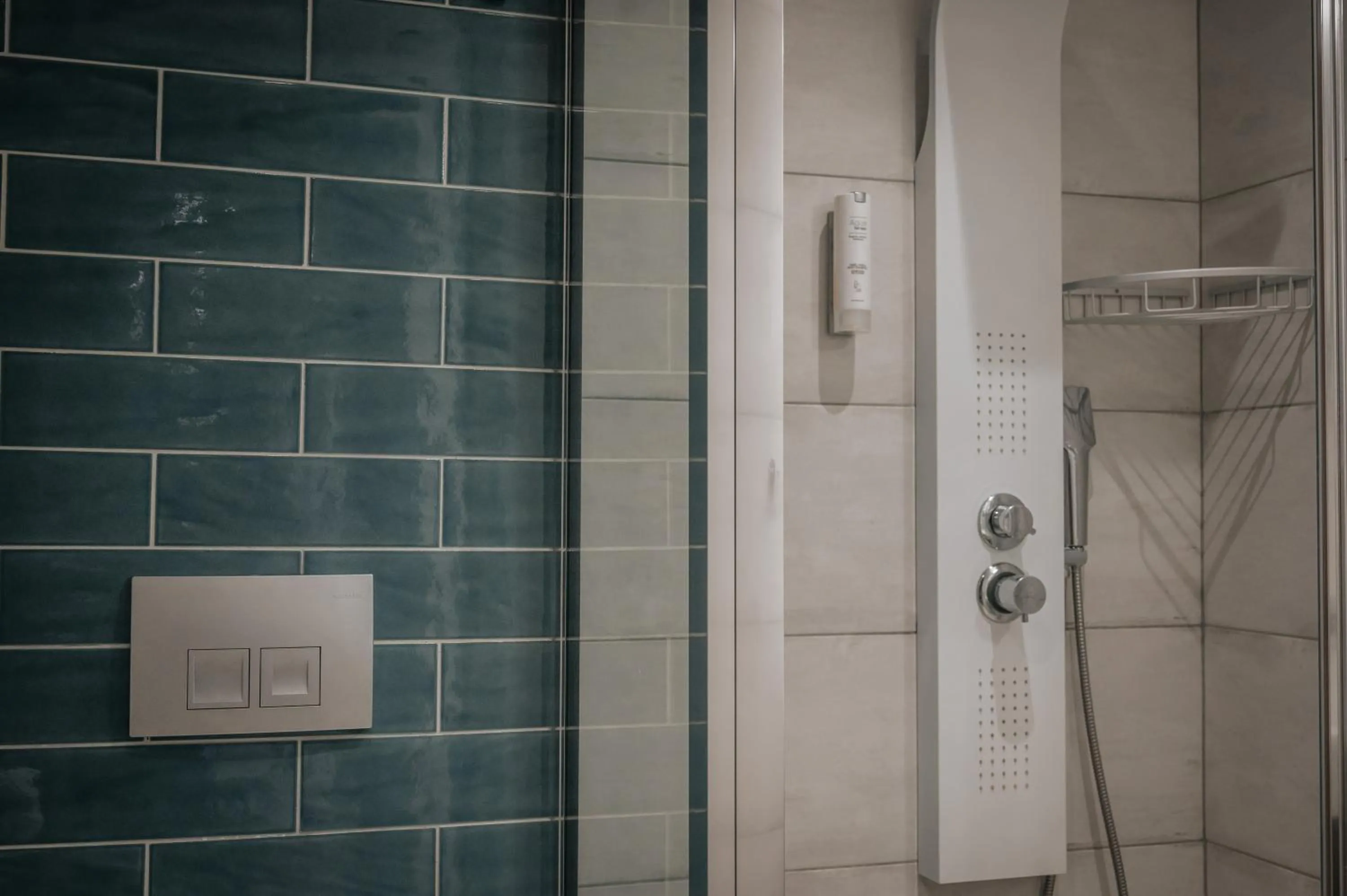 Shower in Elizabeth Queen Luxury Rooms