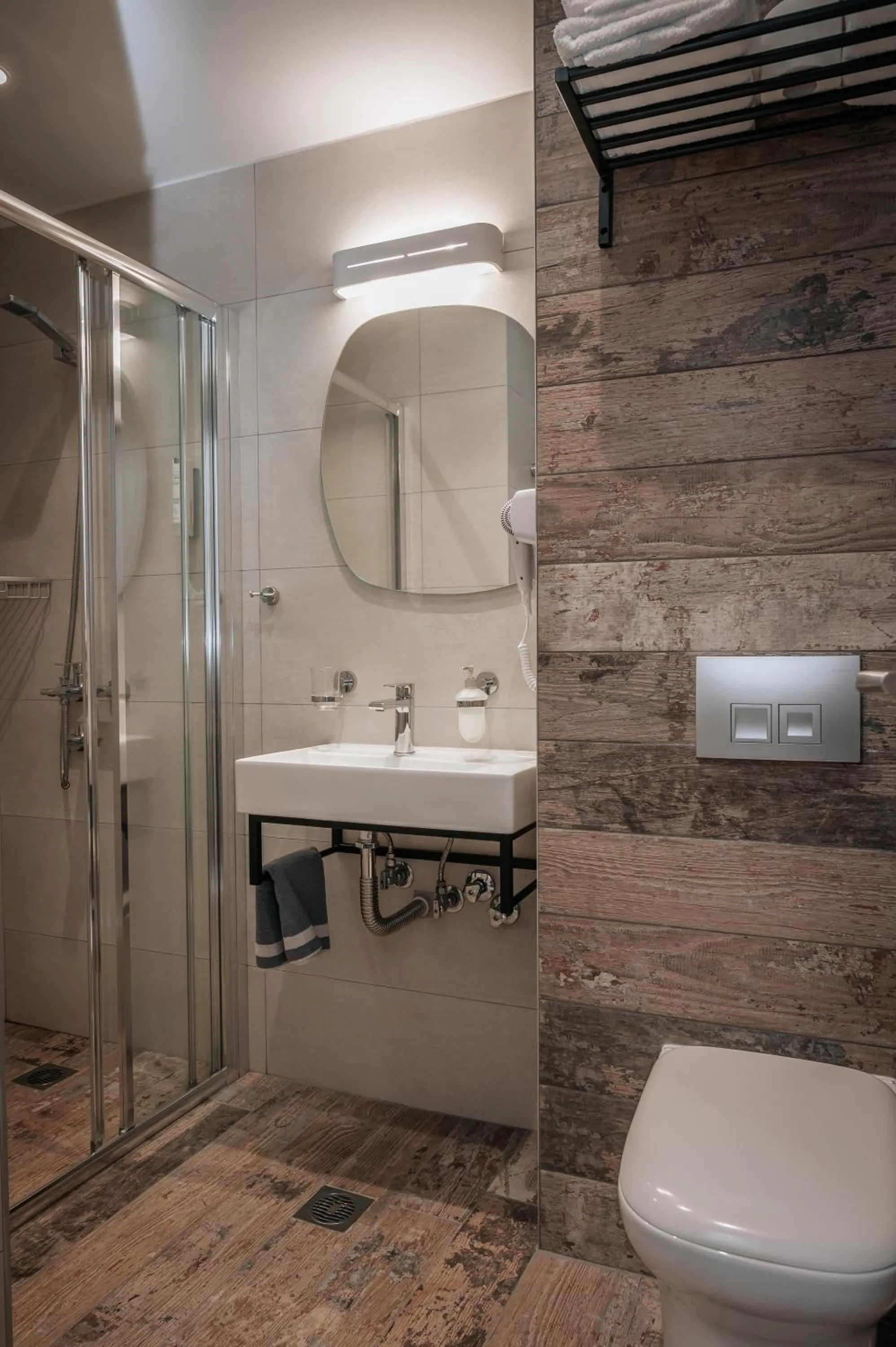 Bathroom in Elizabeth Queen Luxury Rooms