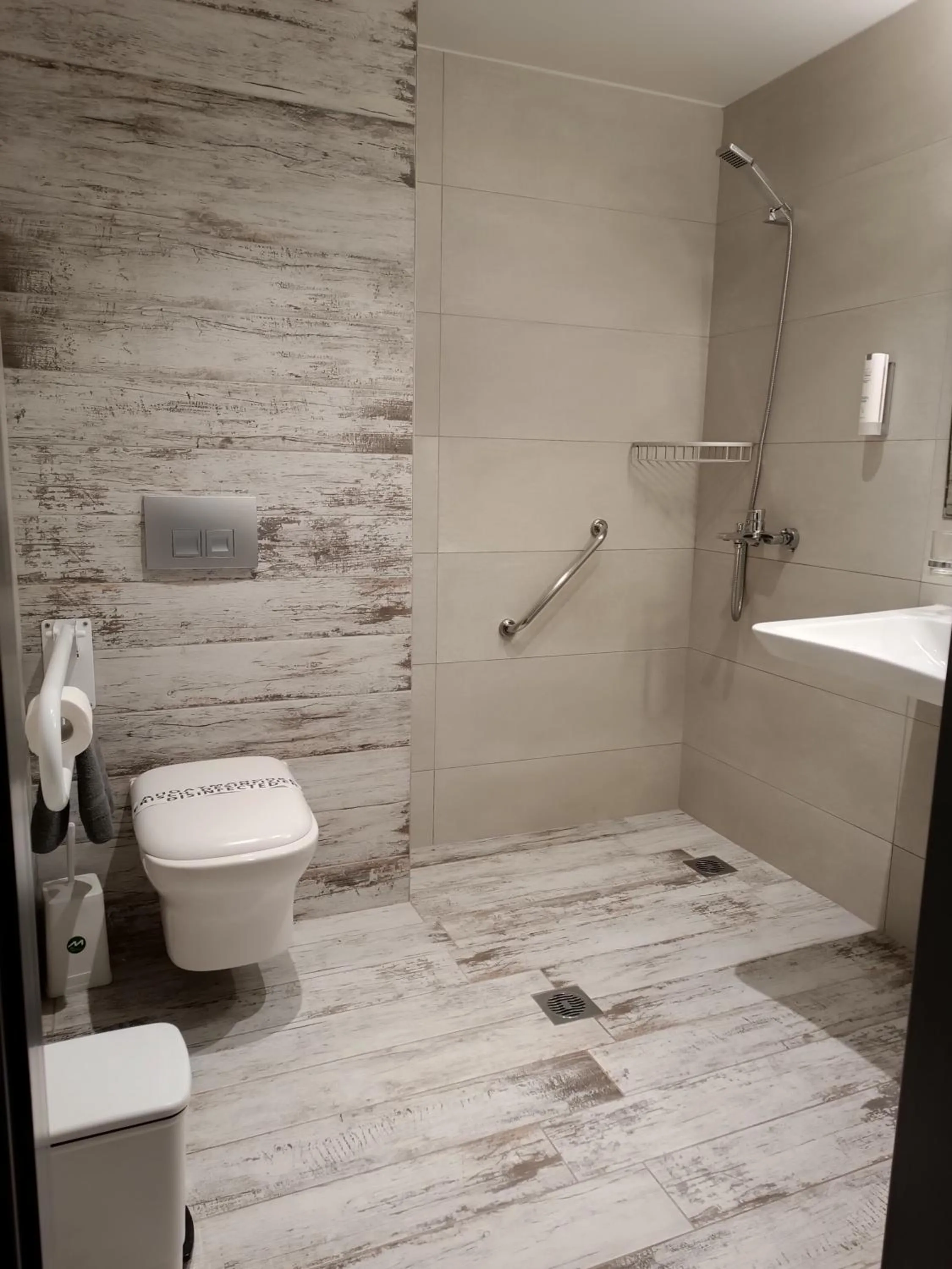 Shower in Elizabeth Queen Luxury Rooms