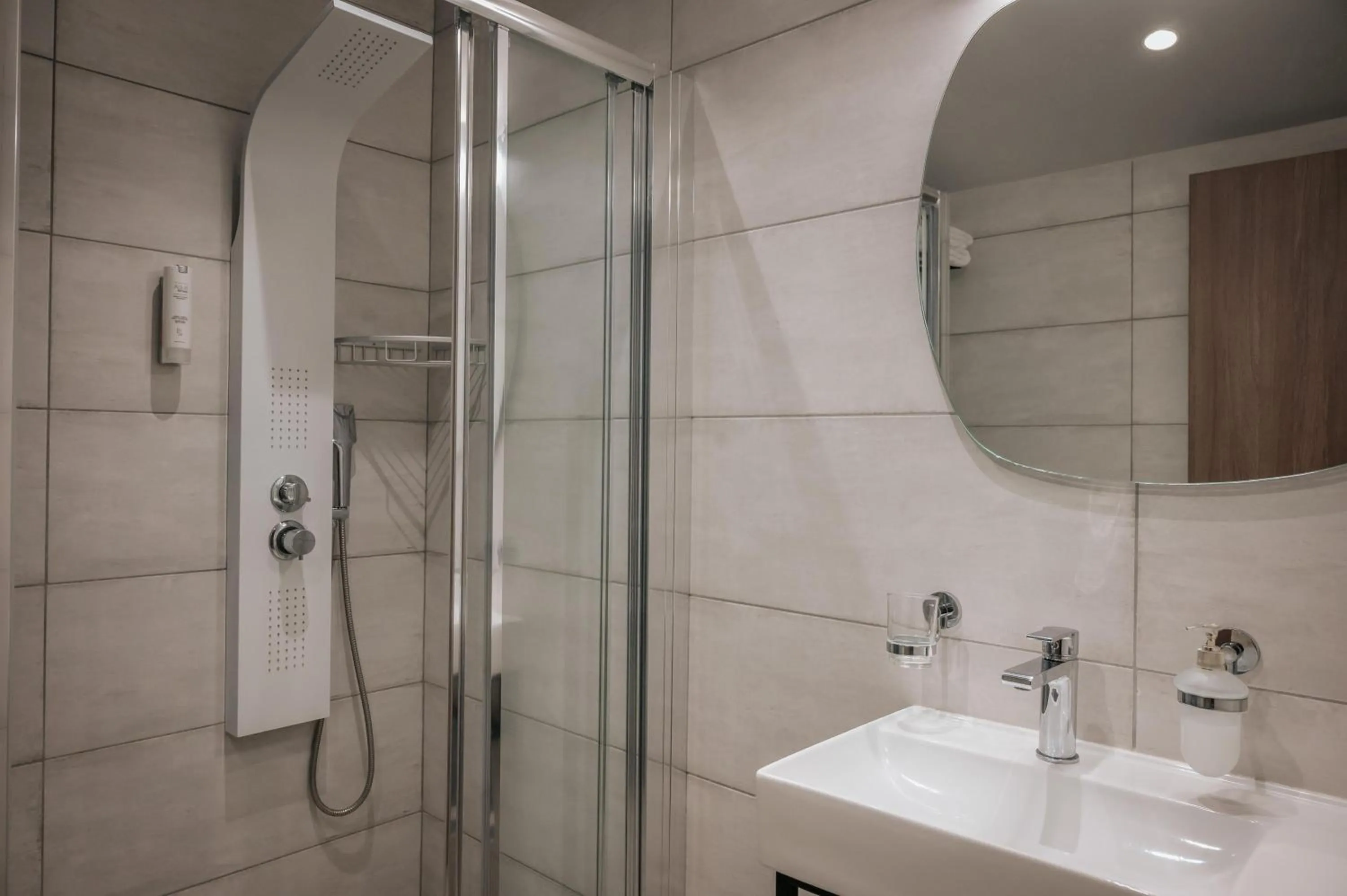 Bathroom in Elizabeth Queen Luxury Rooms