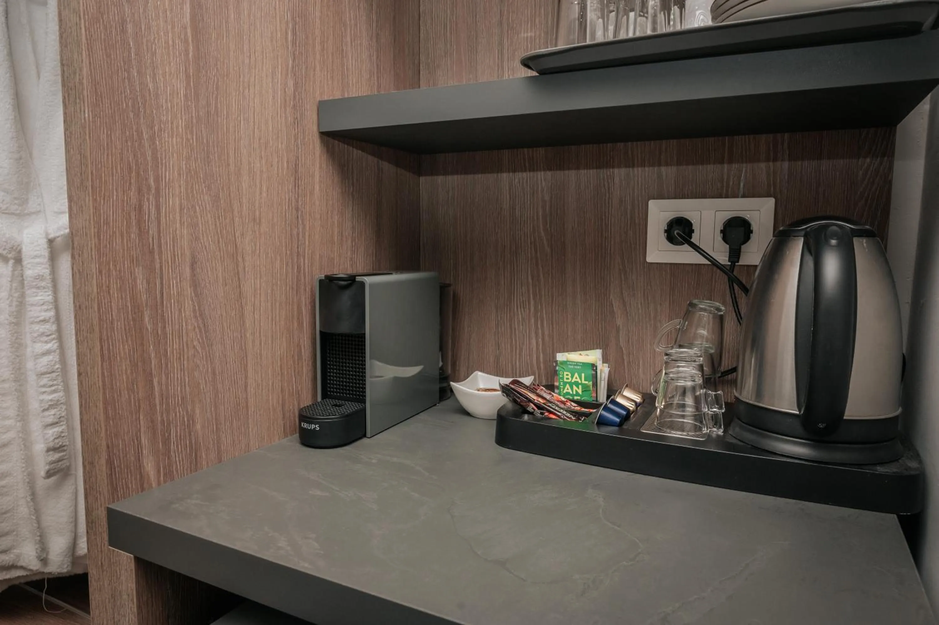 Coffee/tea facilities in Elizabeth Queen Luxury Rooms