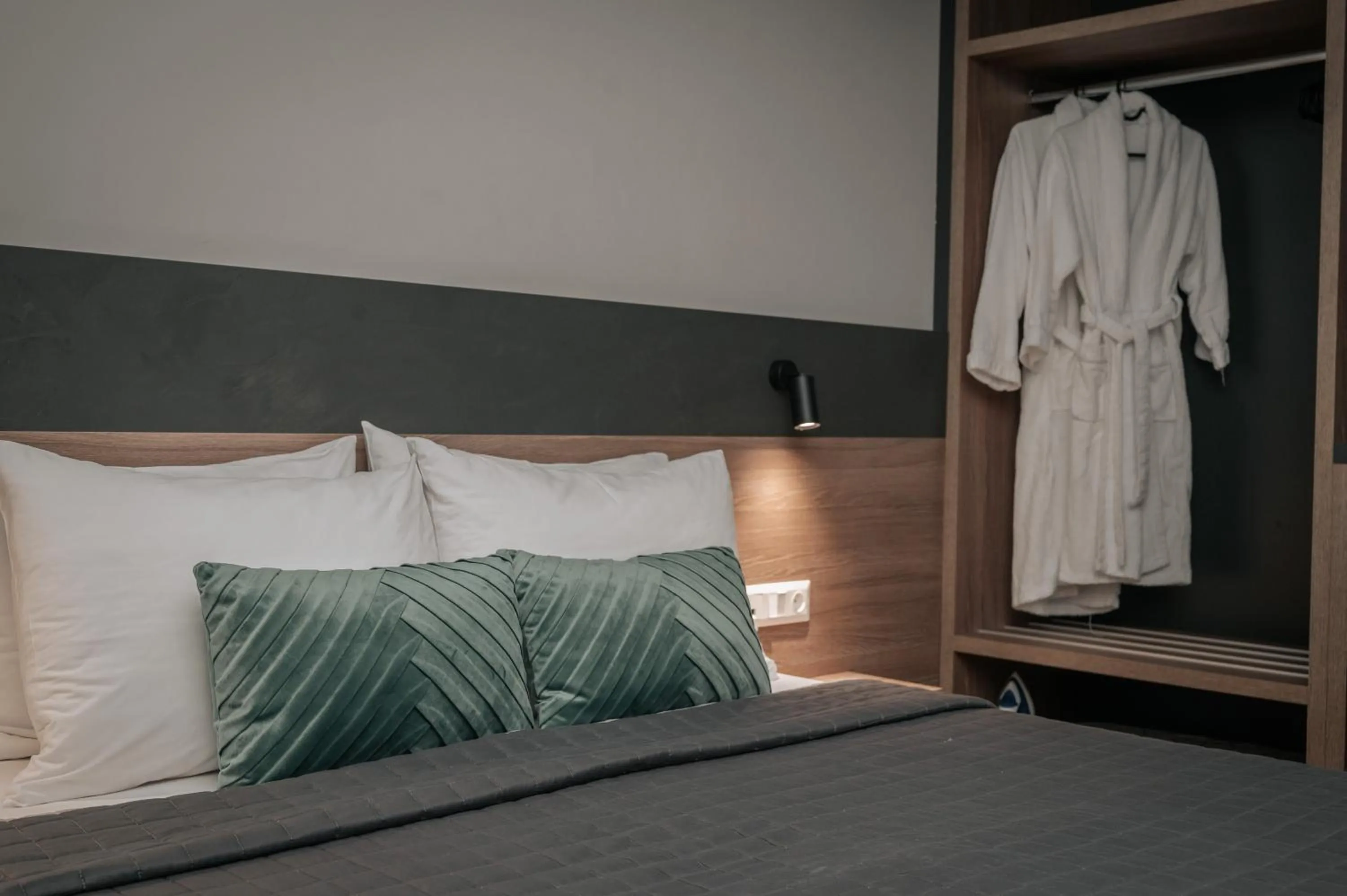 Bedroom, Bed in Elizabeth Queen Luxury Rooms