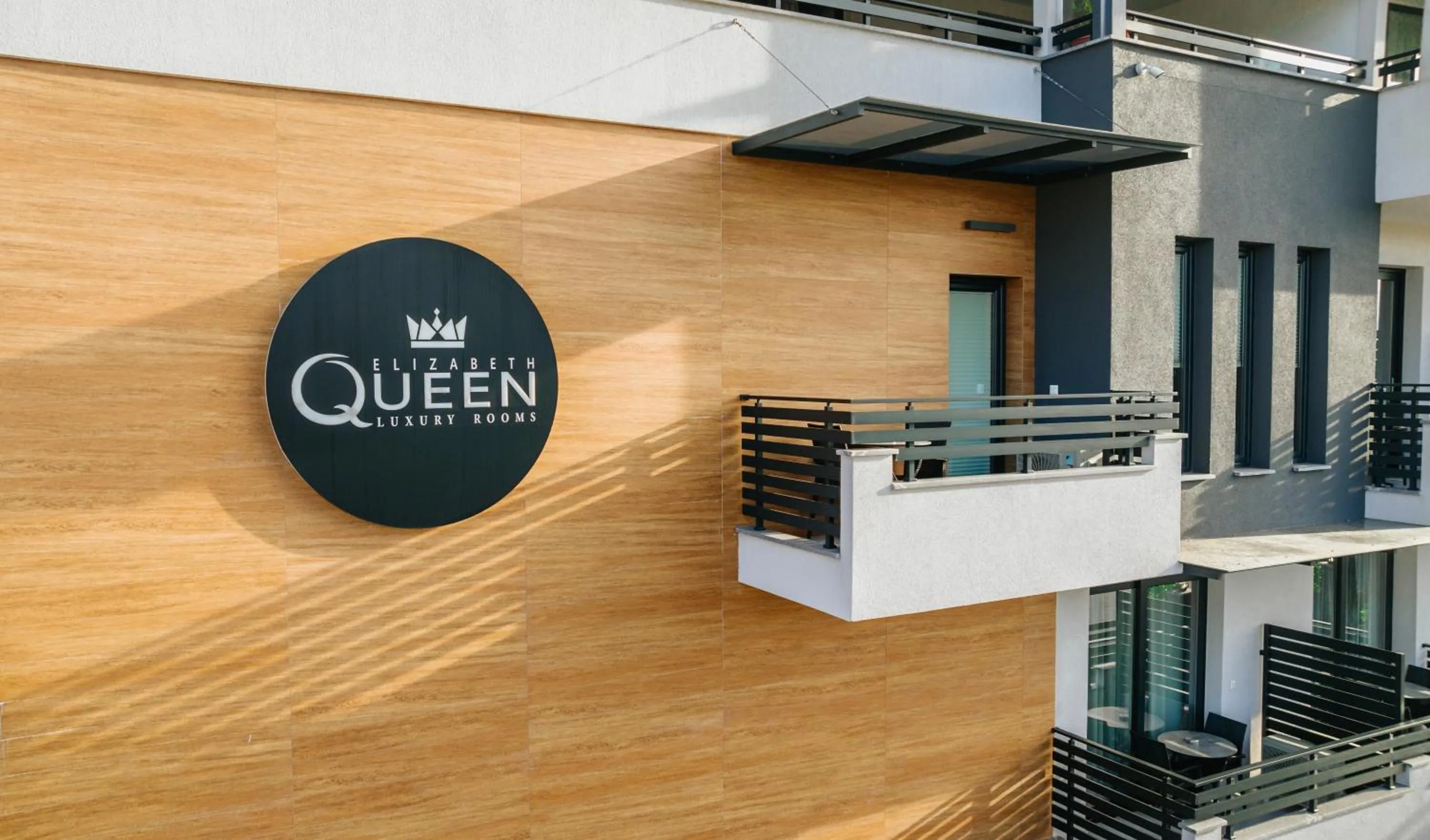 Property building in Elizabeth Queen Luxury Rooms