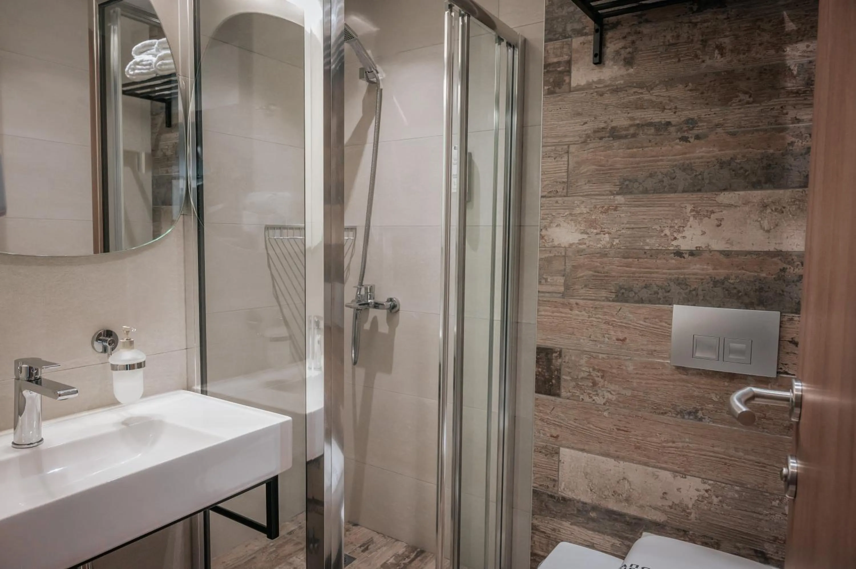 Shower in Elizabeth Queen Luxury Rooms