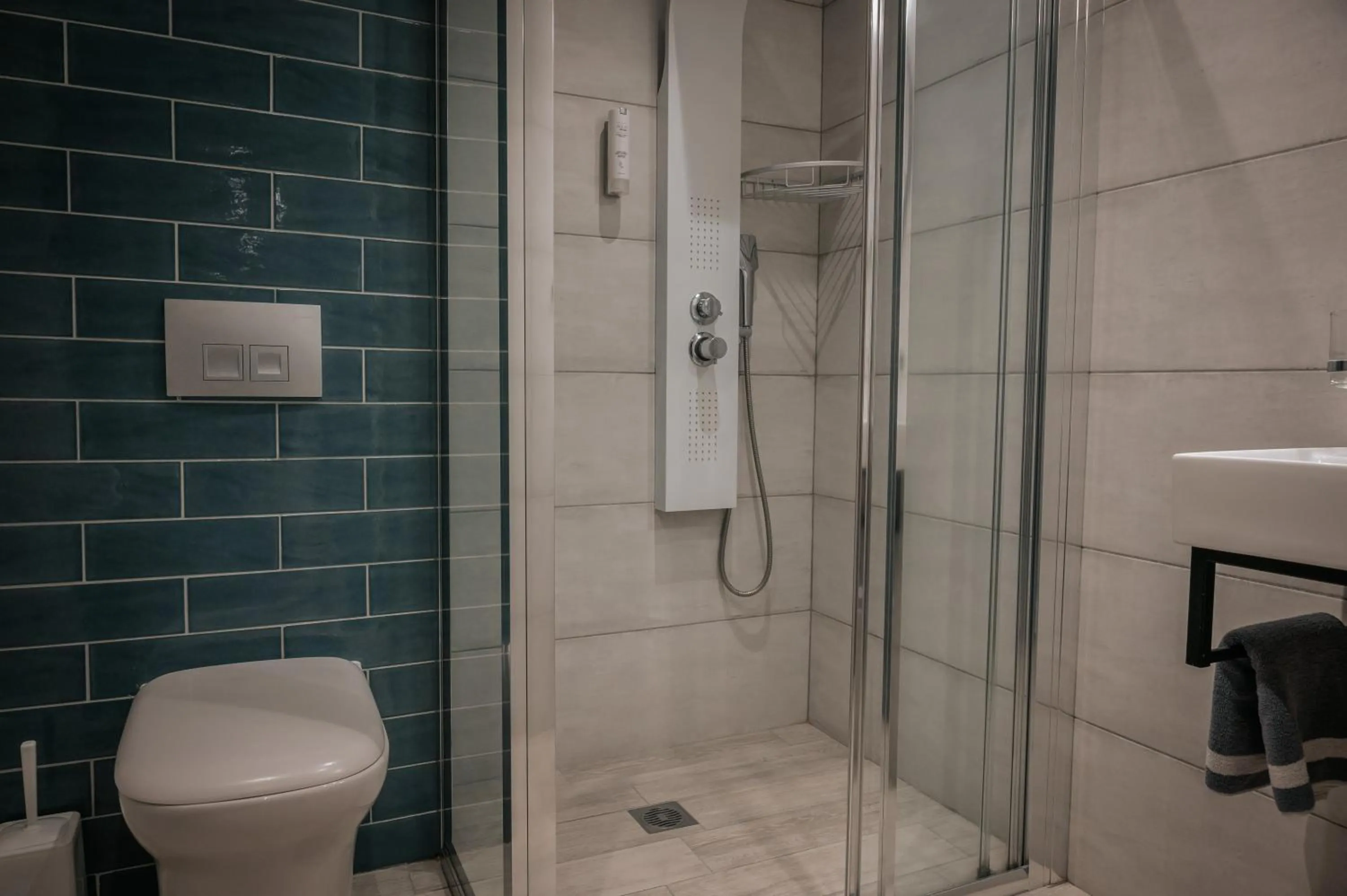 Shower in Elizabeth Queen Luxury Rooms