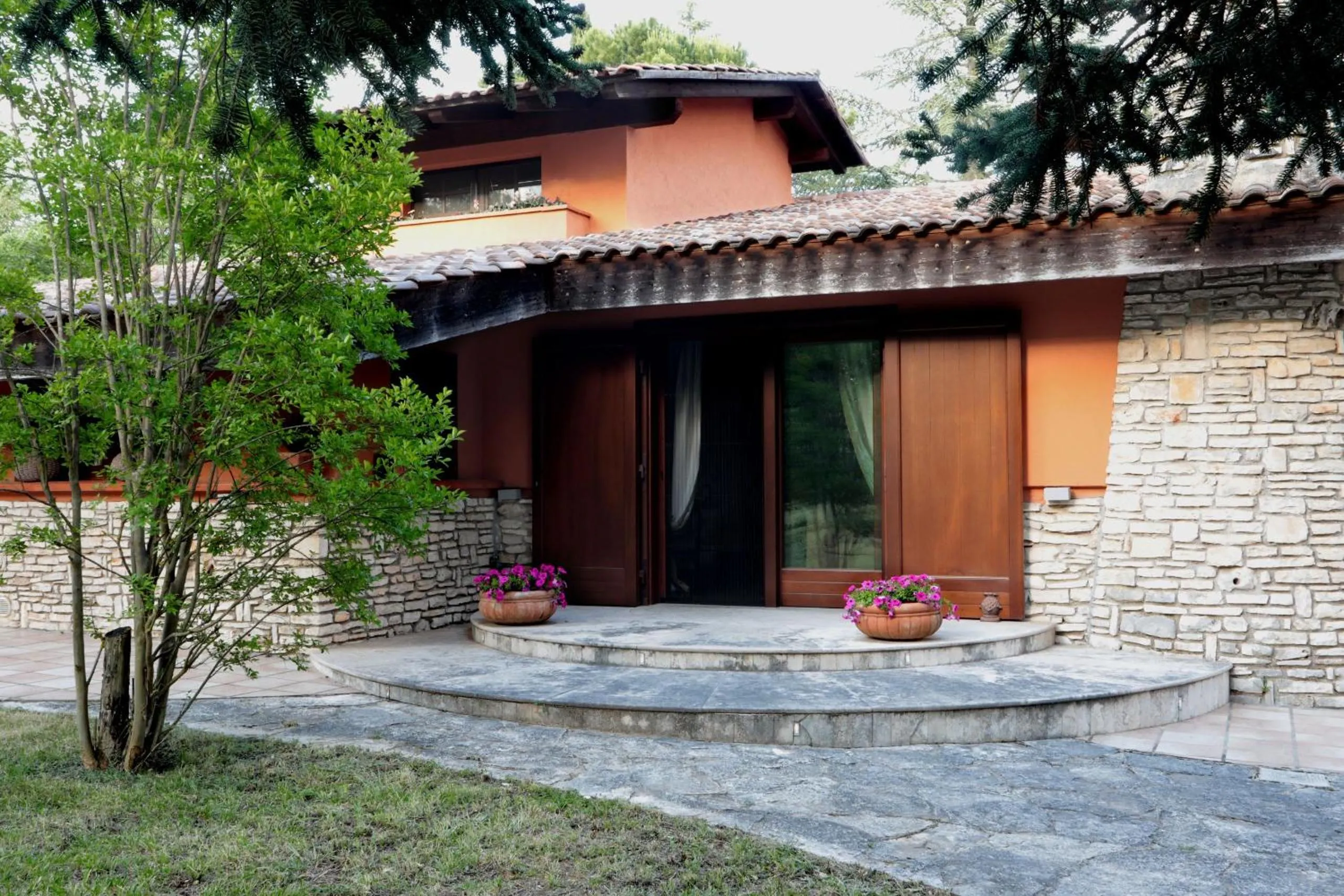 Facade/entrance in I Lari Castel Del Monte