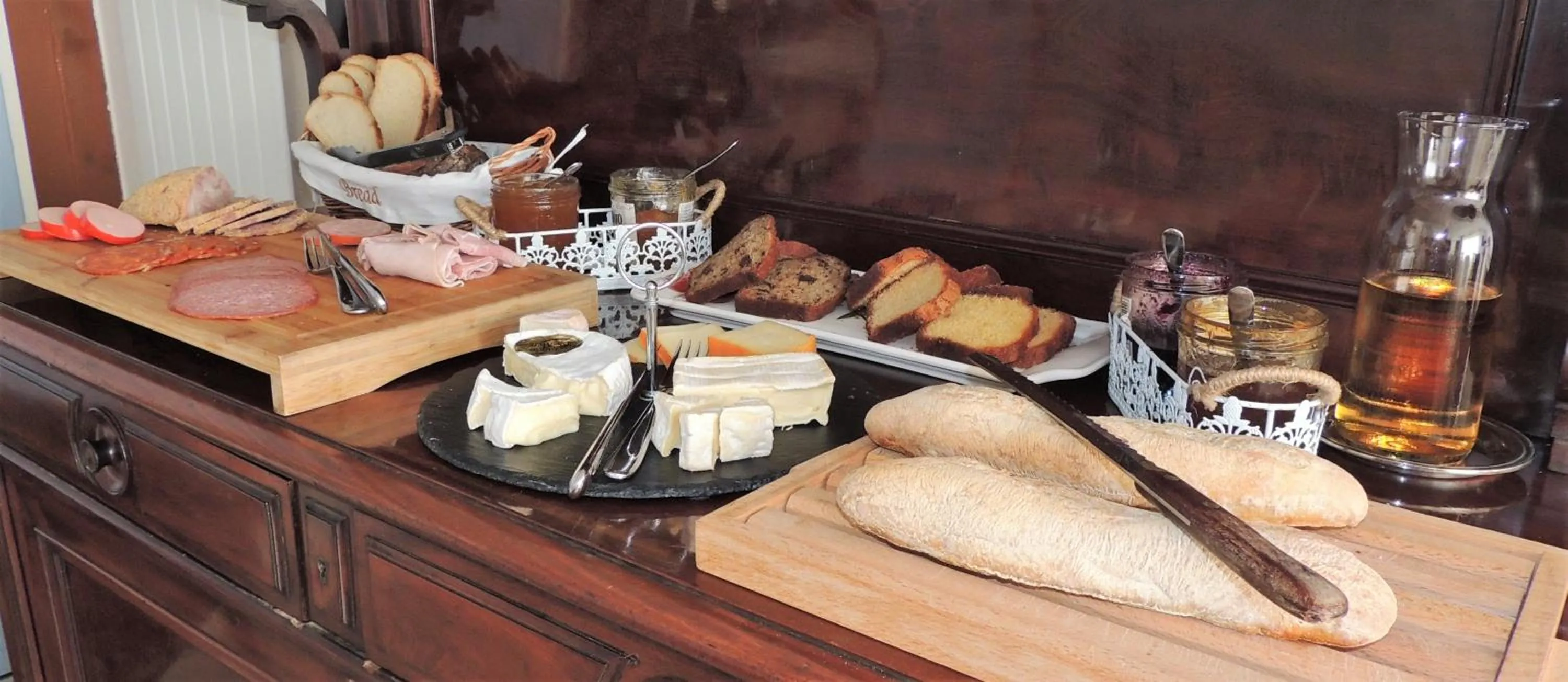 Buffet breakfast in Le Jardin Du Puits