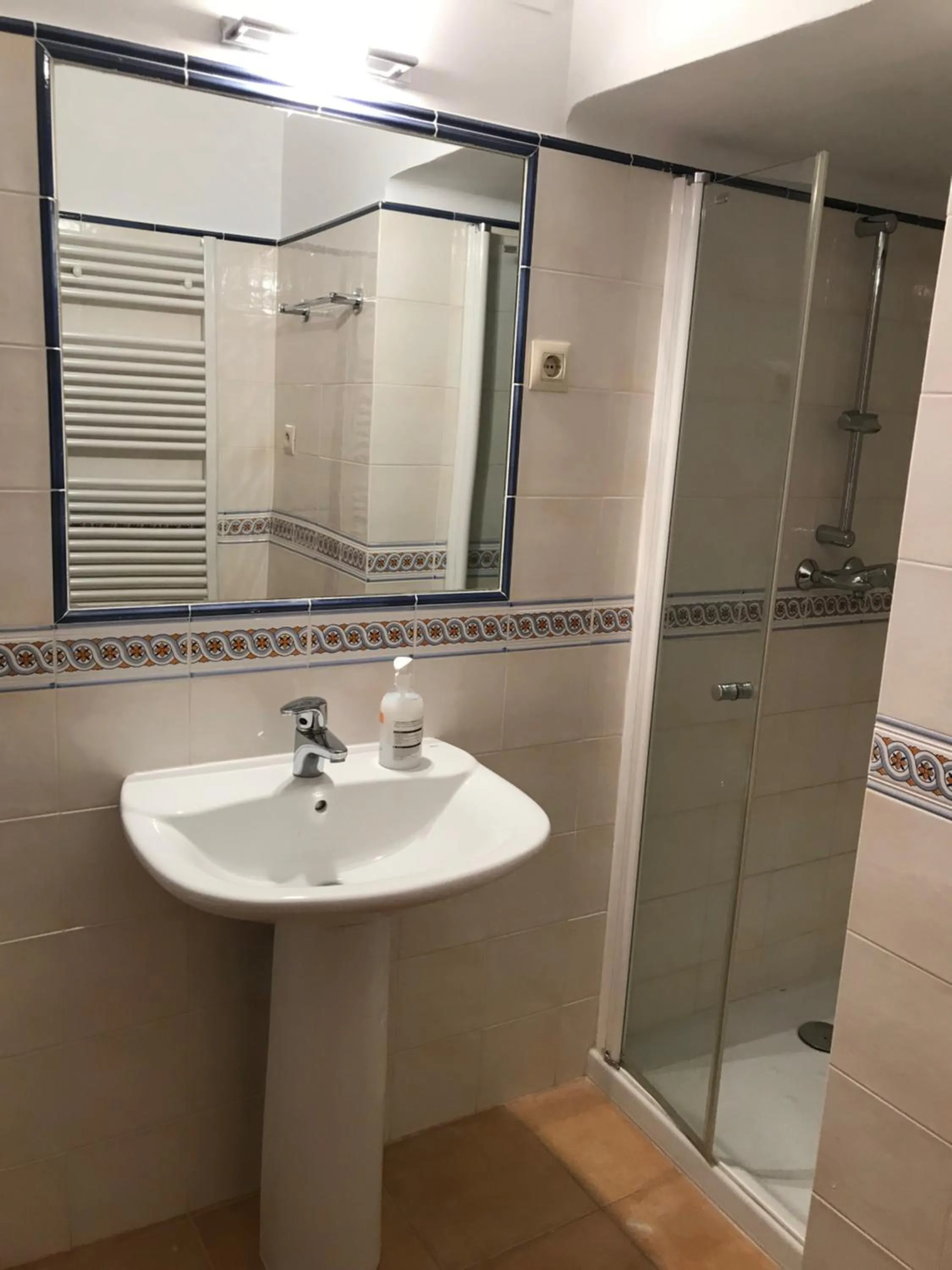 Shower in Hostal Casiano Camarasa