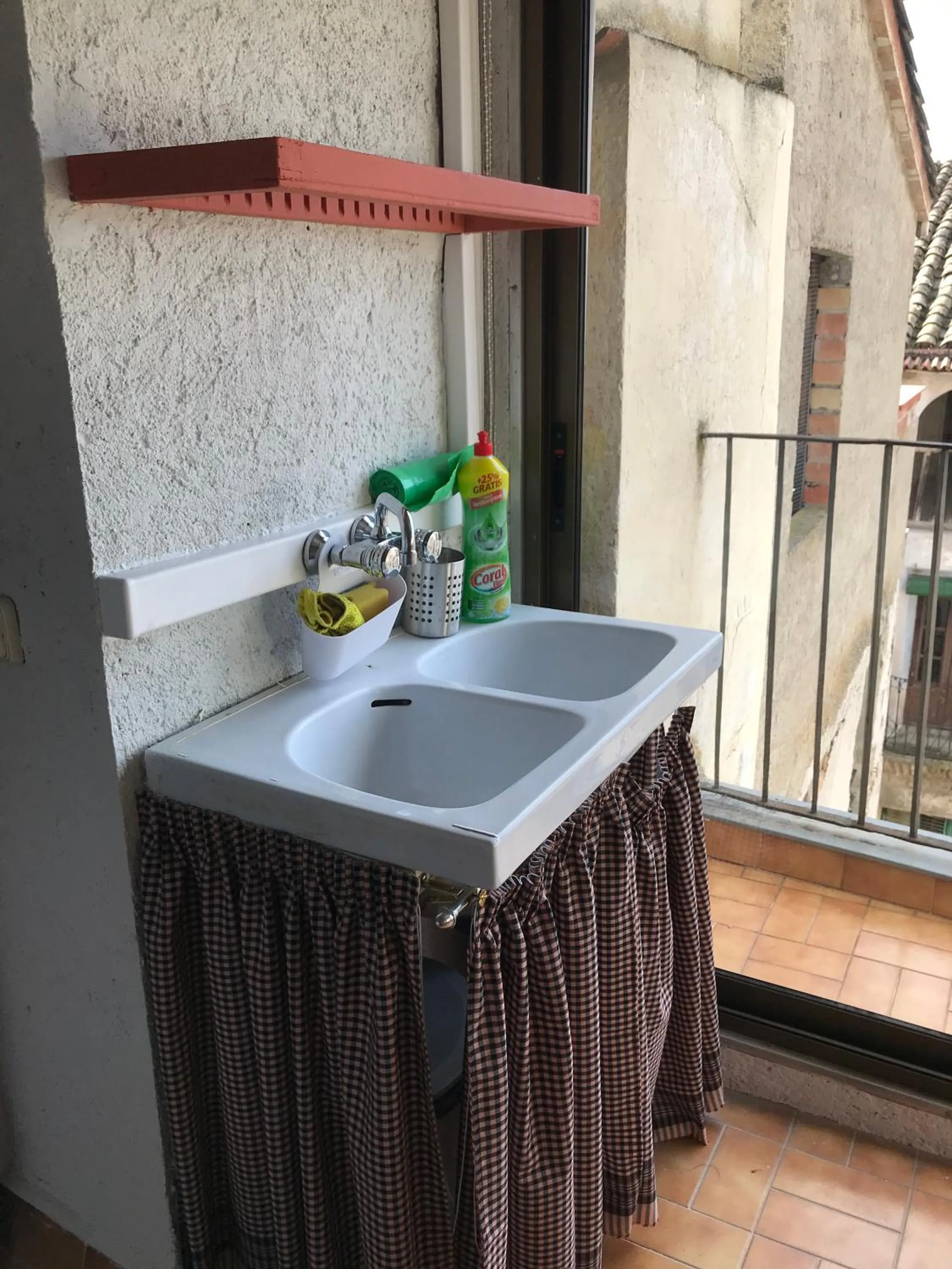 Communal kitchen in Hostal Casiano Camarasa