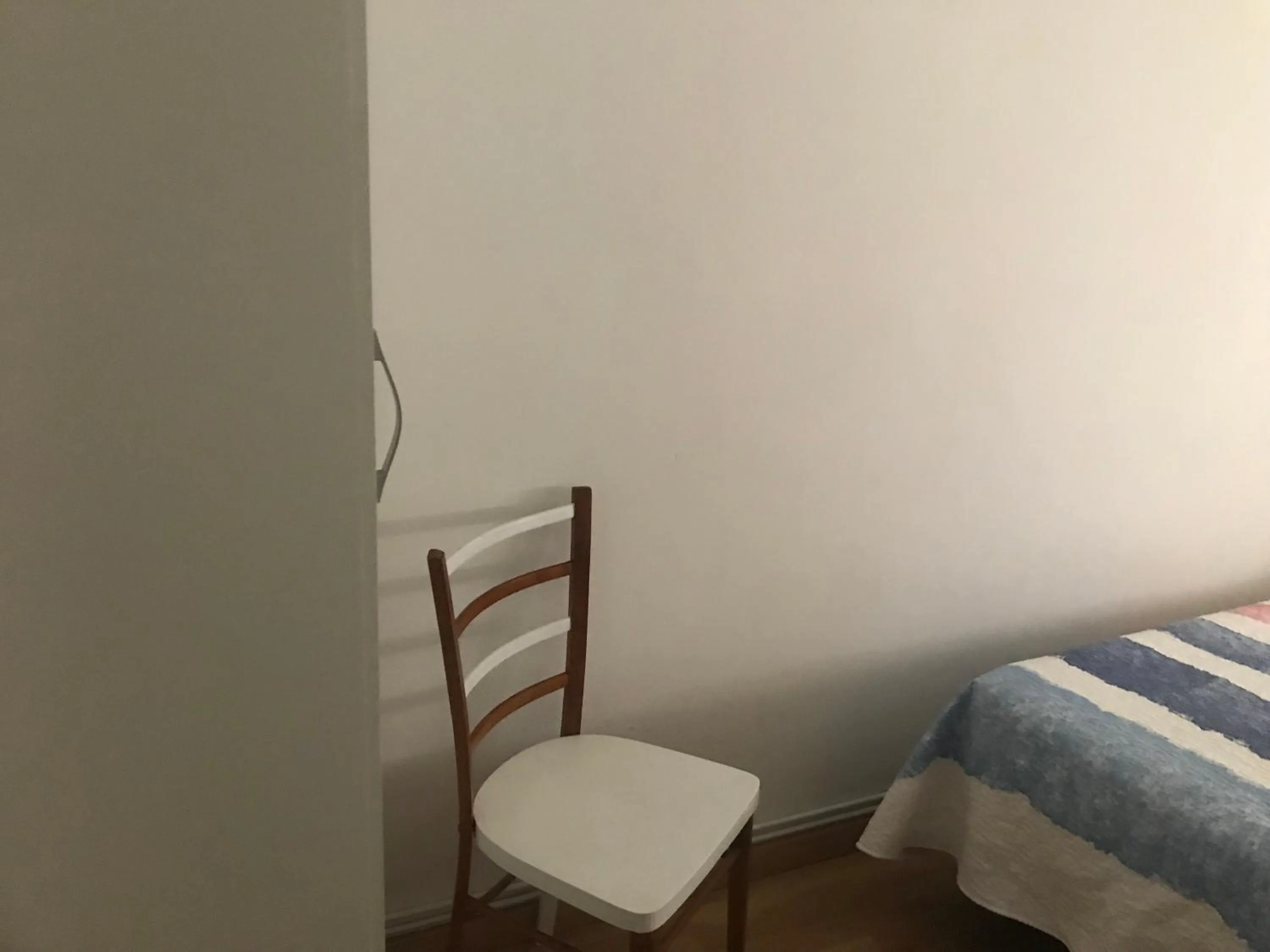 wardrobe, Bed in Hostal Casiano Camarasa