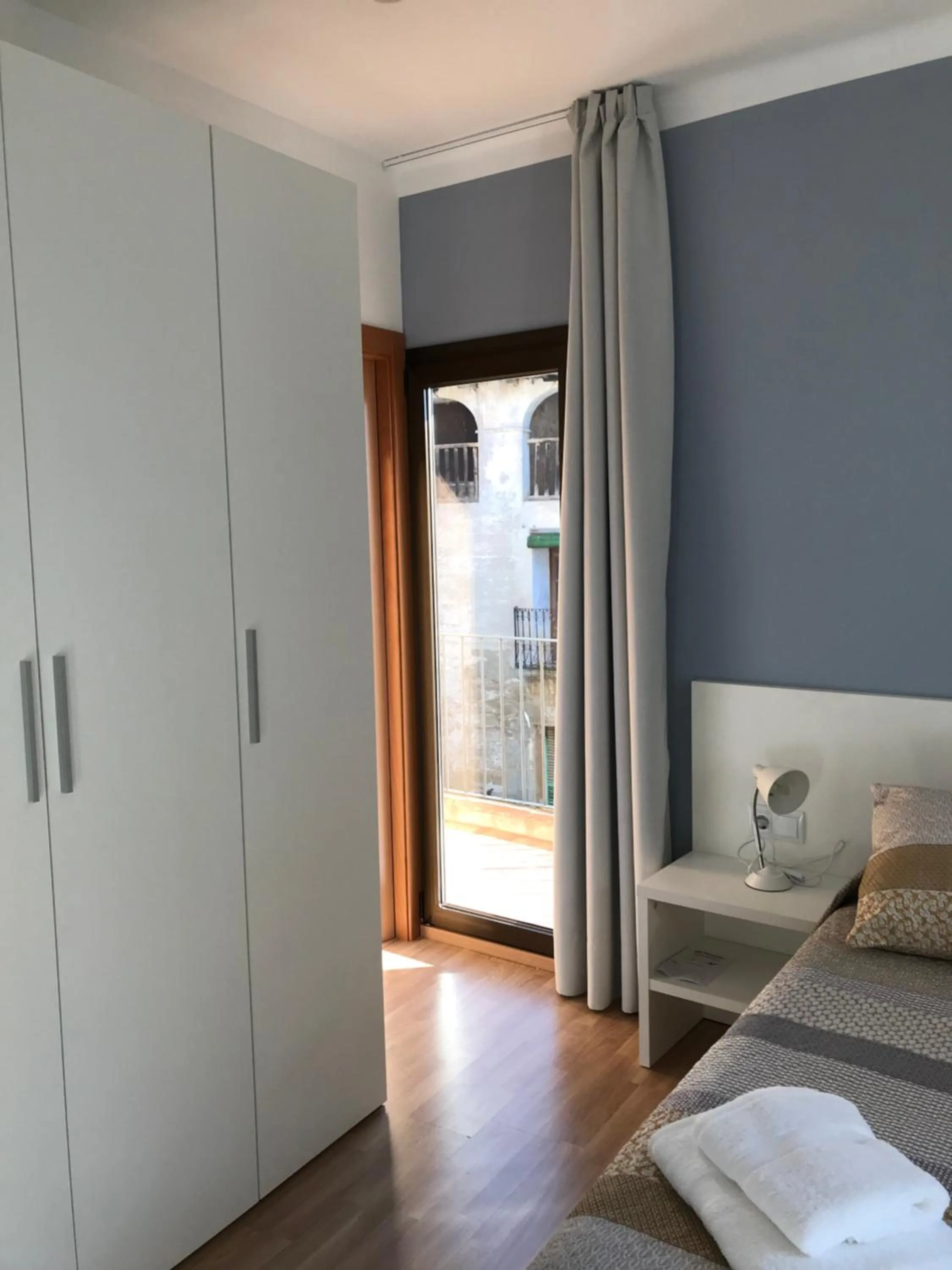 Balcony/Terrace, Bed in Hostal Casiano Camarasa