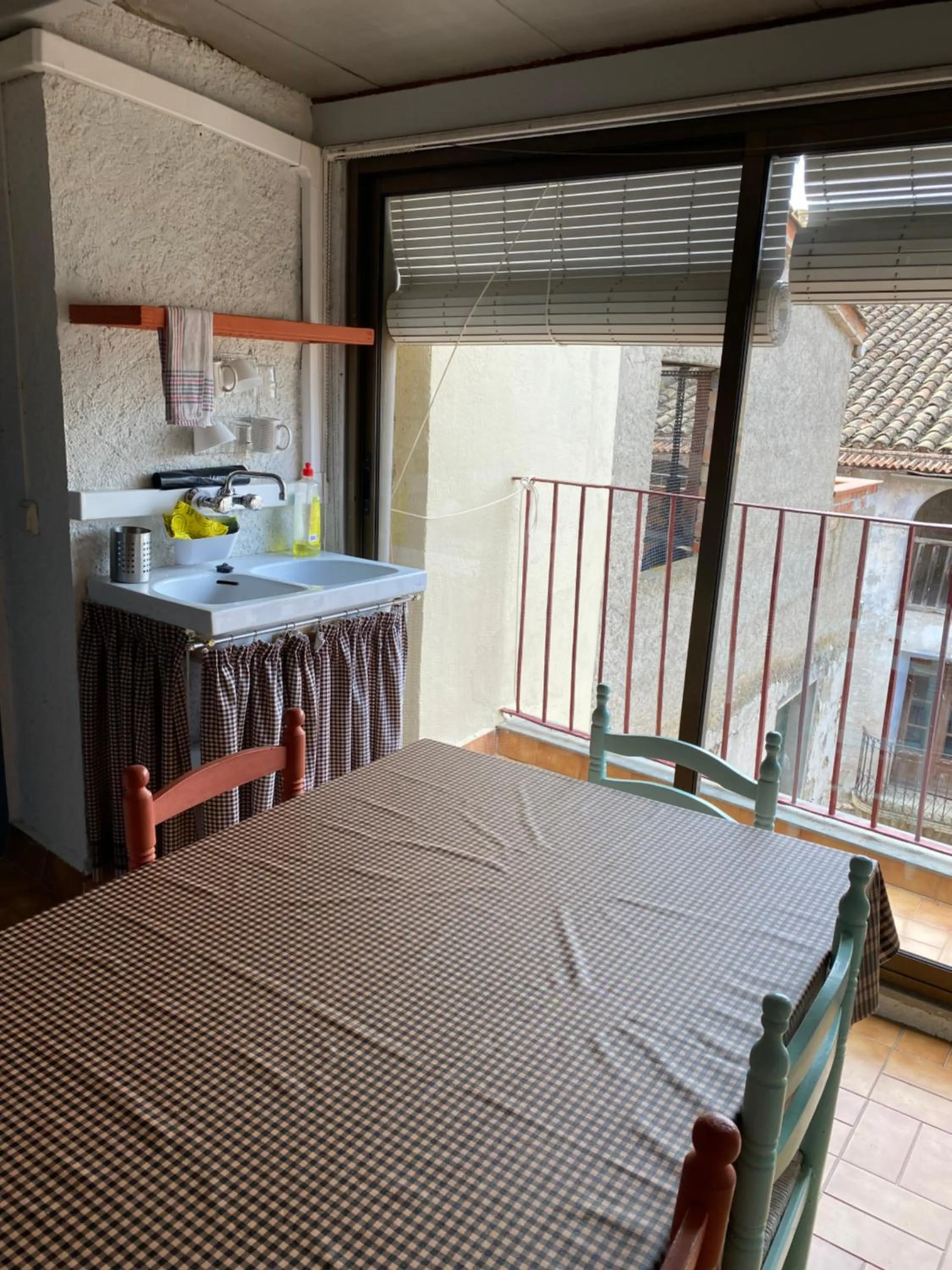 Communal kitchen in Hostal Casiano Camarasa