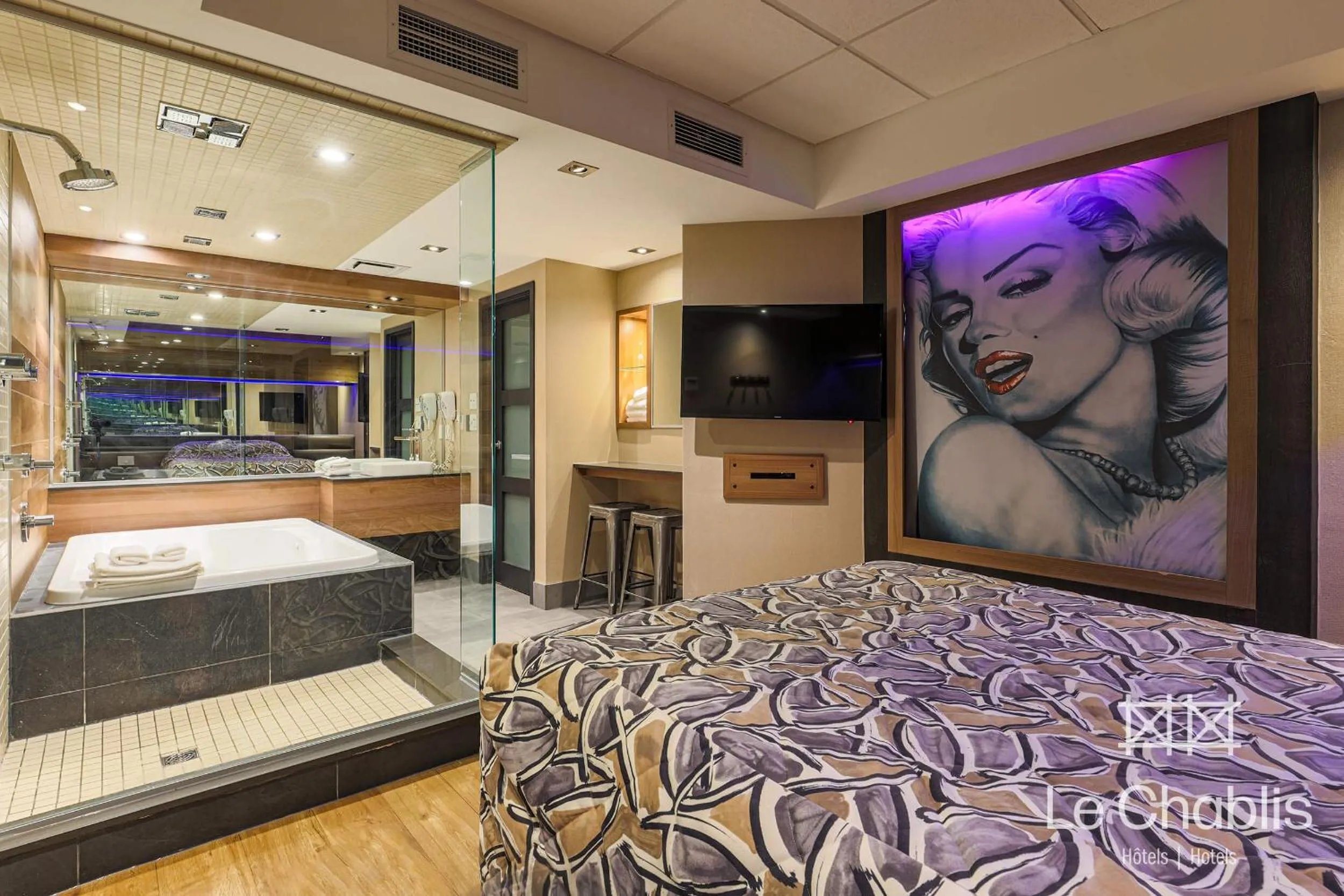 Bed in Hotel Le Chablis Cadillac