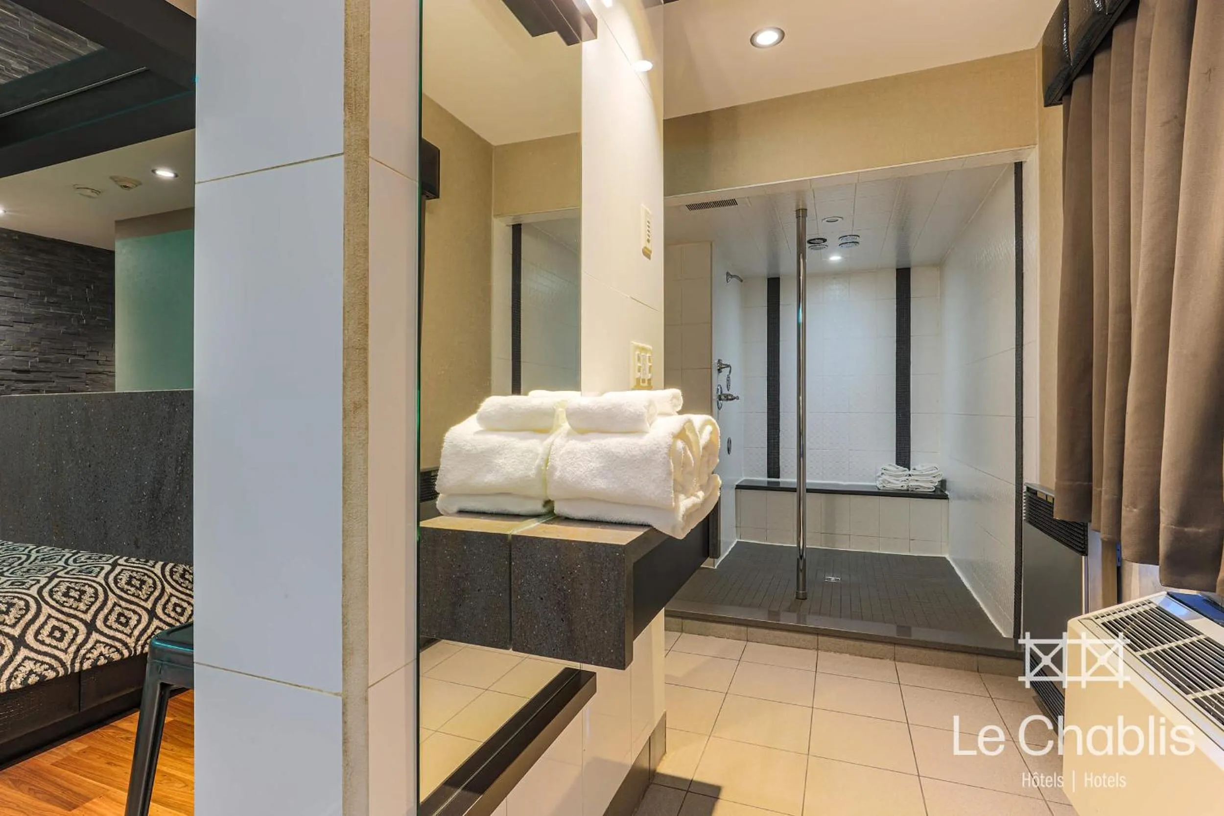 Bed in Hotel Le Chablis Cadillac