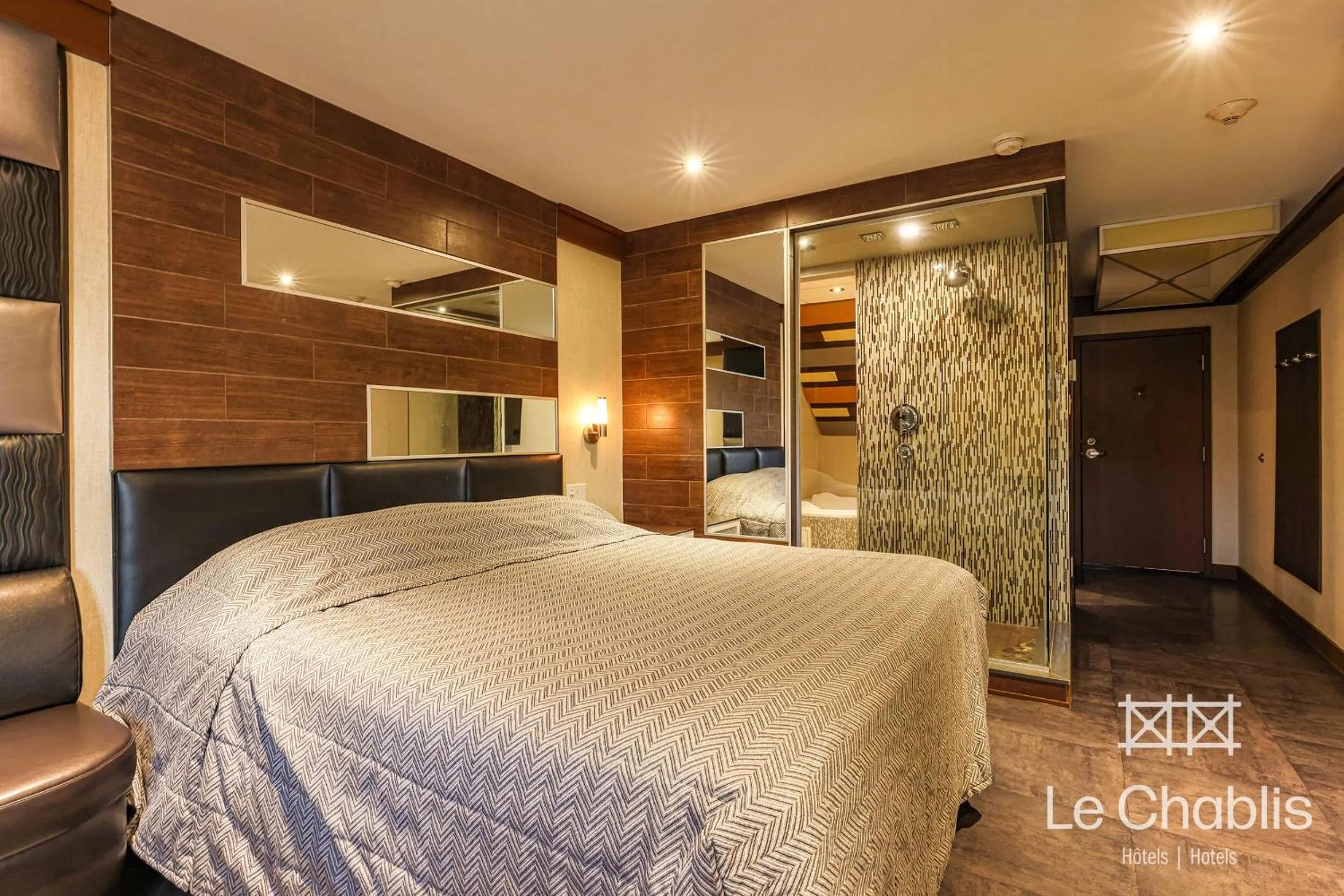 Bed in Hotel Le Chablis Cadillac