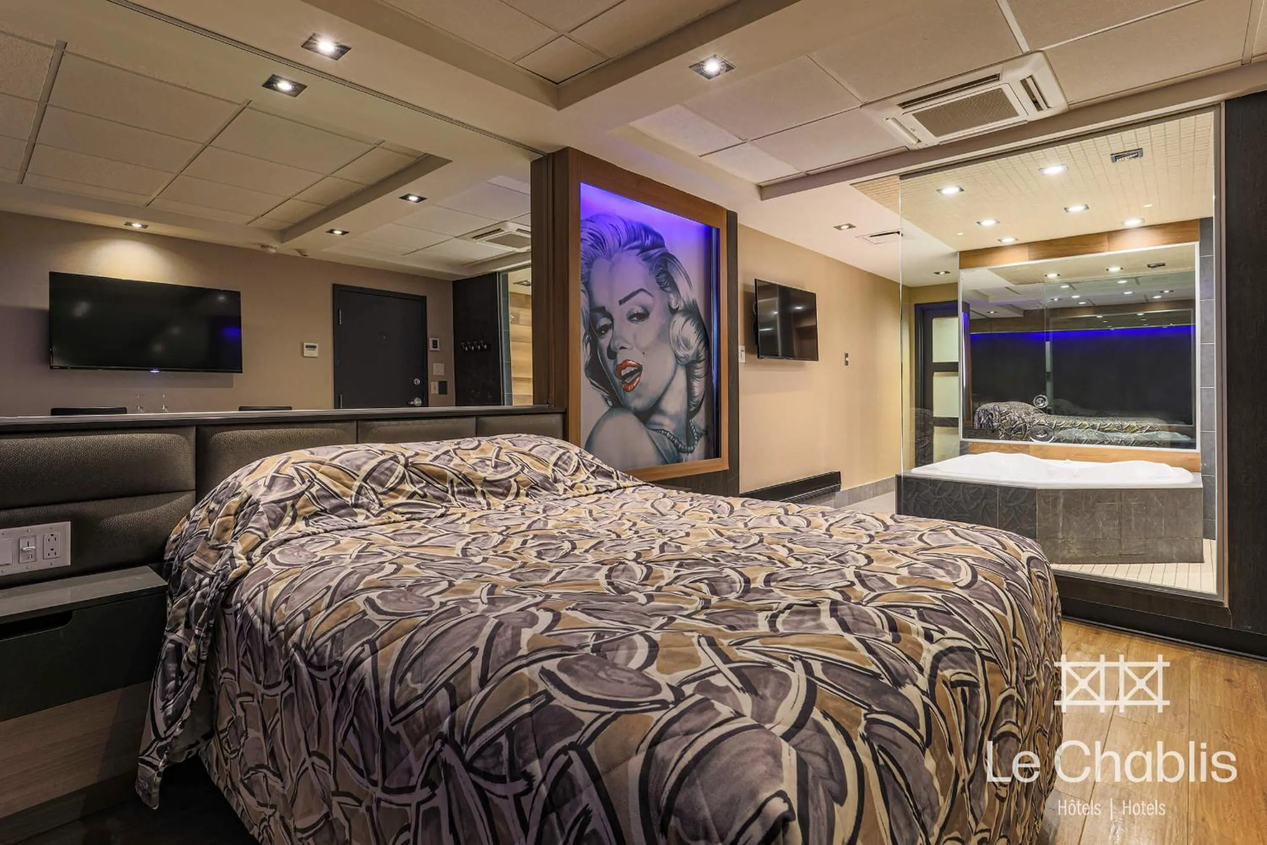 Bed in Hotel Le Chablis Cadillac