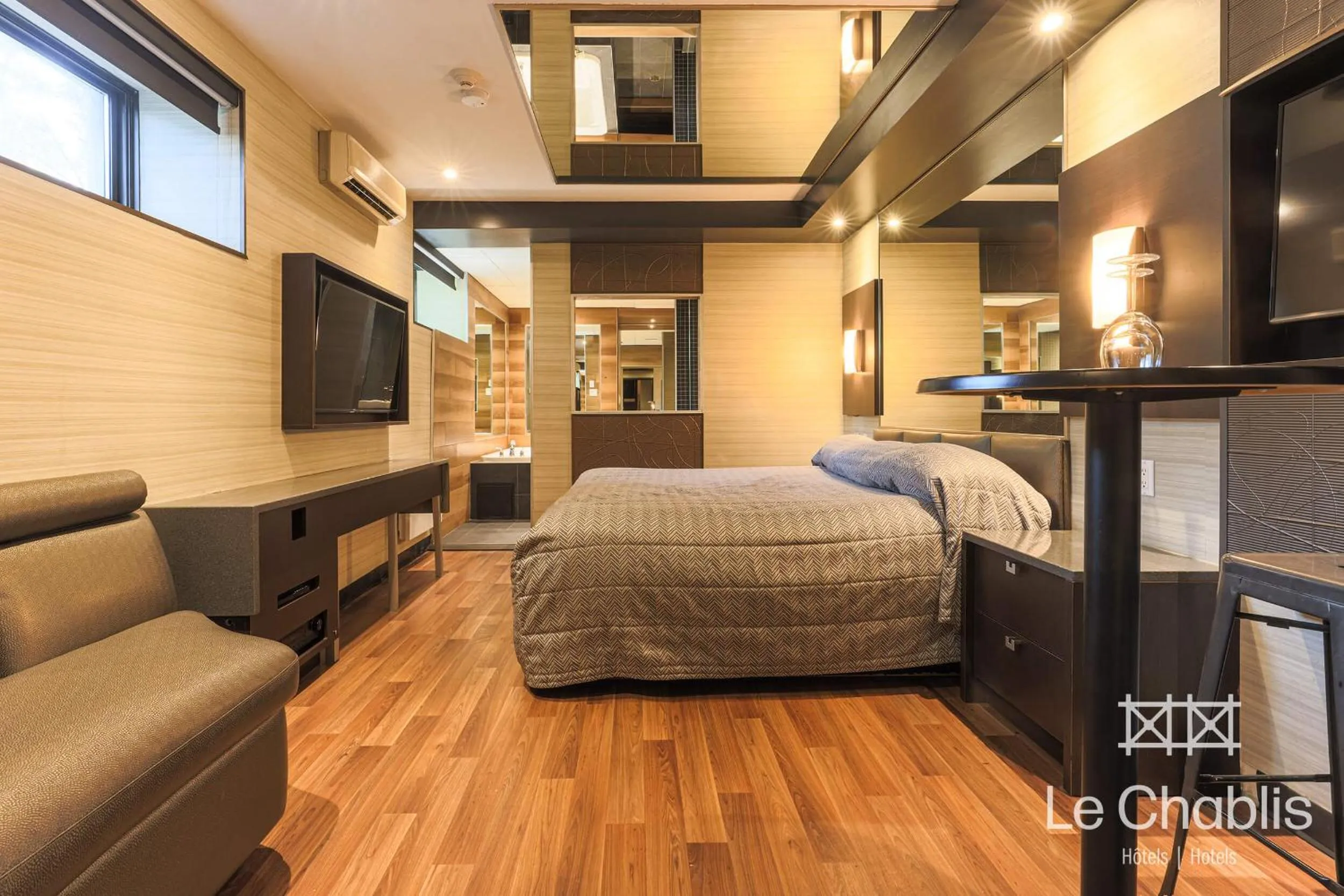 Bed in Hotel Le Chablis Cadillac