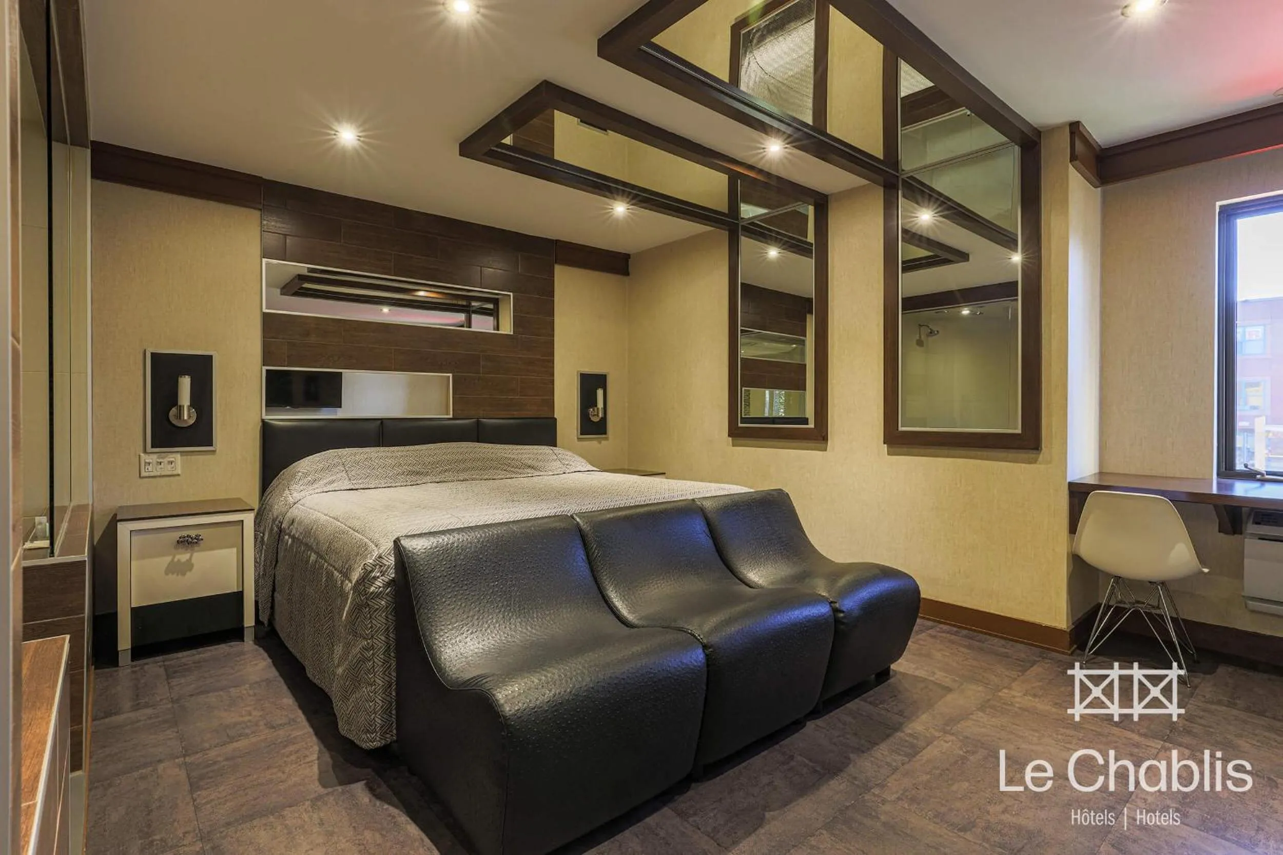 Bed in Hotel Le Chablis Cadillac