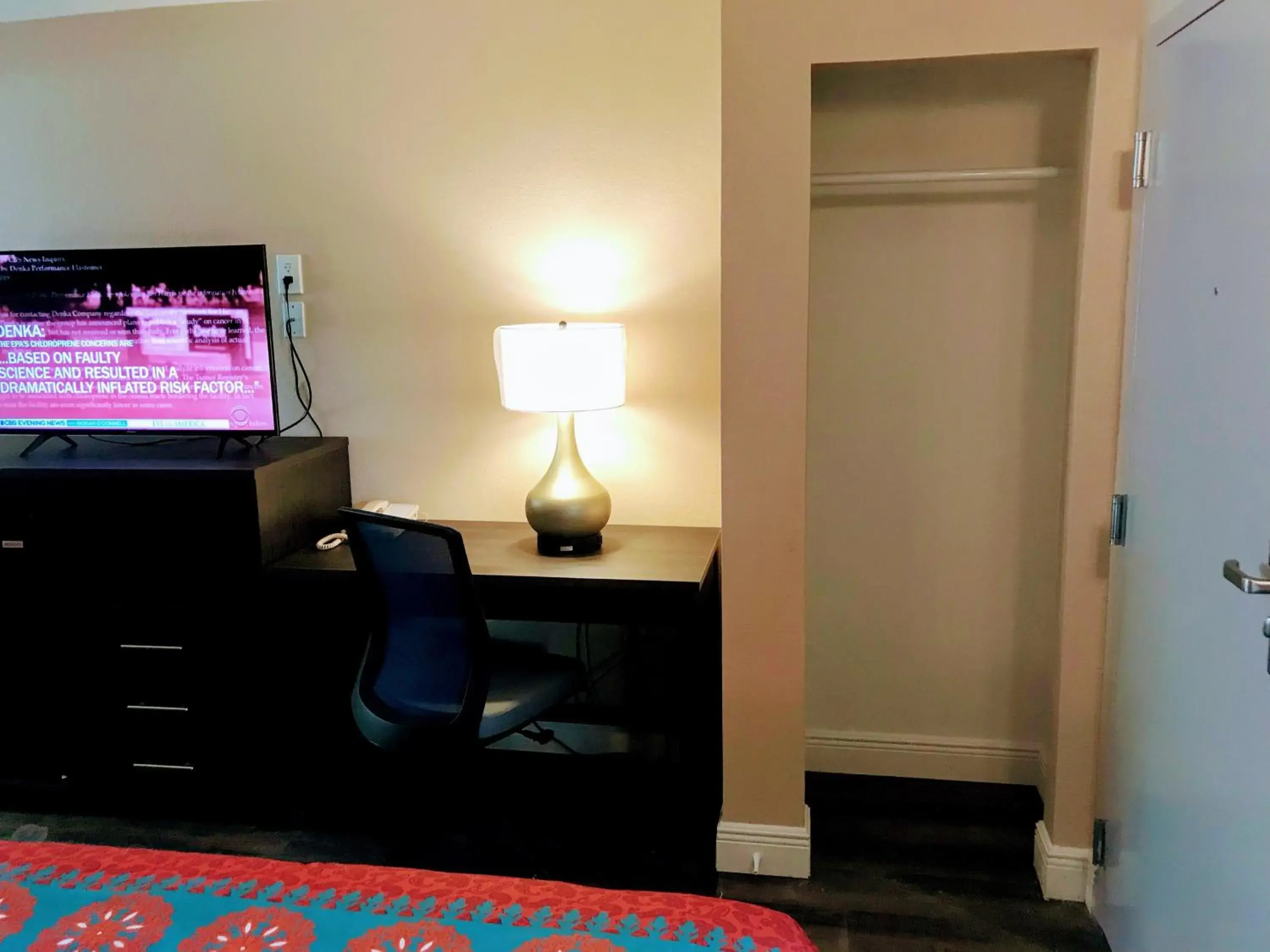 Queen Room with Two Queen Beds in Tropical Inn & Suites, downtown clearwater Queen Room with Two Queen Beds in Tropical Inn & Suites, downtown clearwater