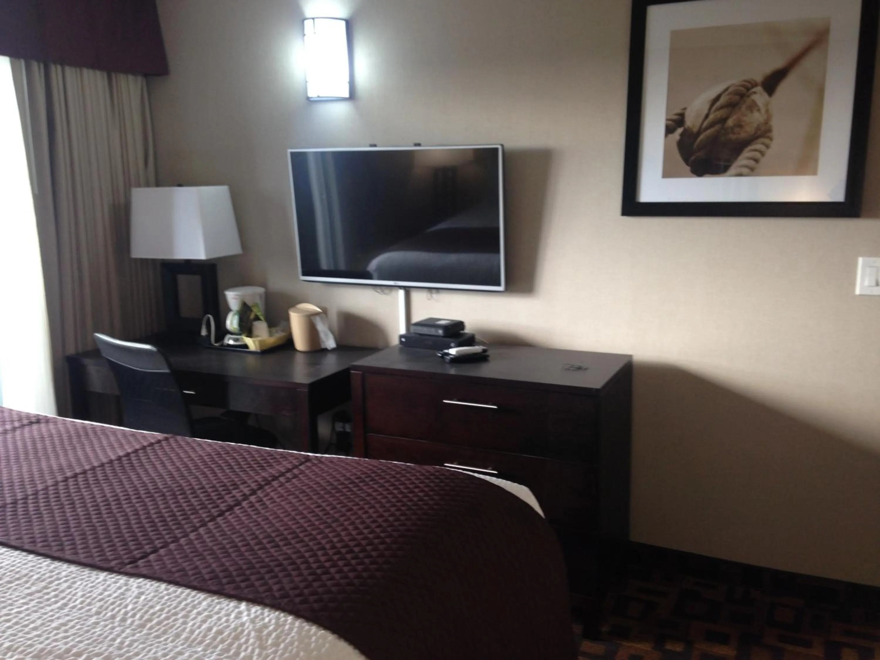 TV and multimedia in Days Inn by Wyndham Sylvan Lake
