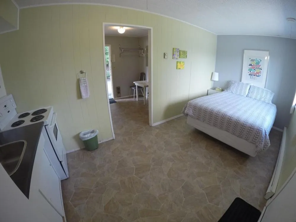 Bed in Jasper Way Inn Resort & Campground