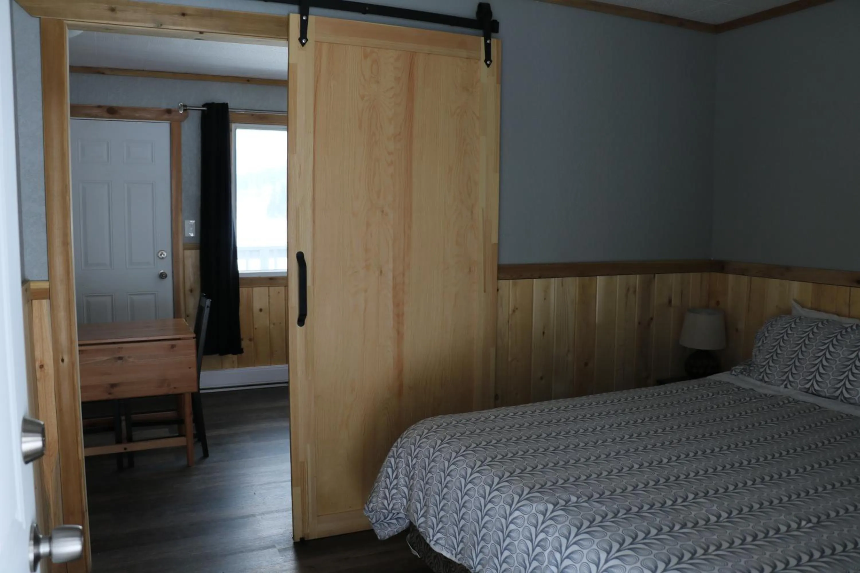 Bed in Jasper Way Inn Resort & Campground