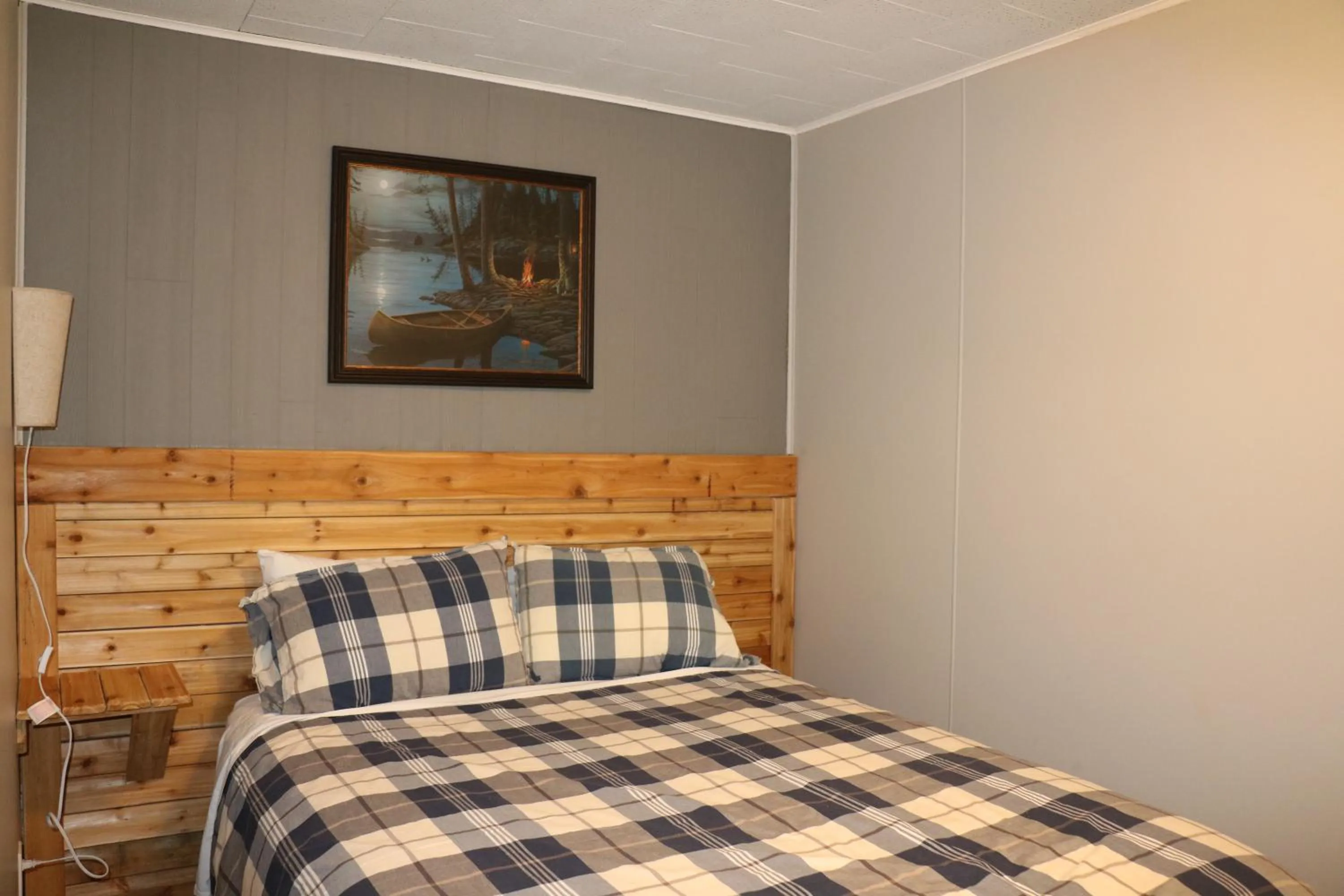 Bed in Jasper Way Inn Resort & Campground