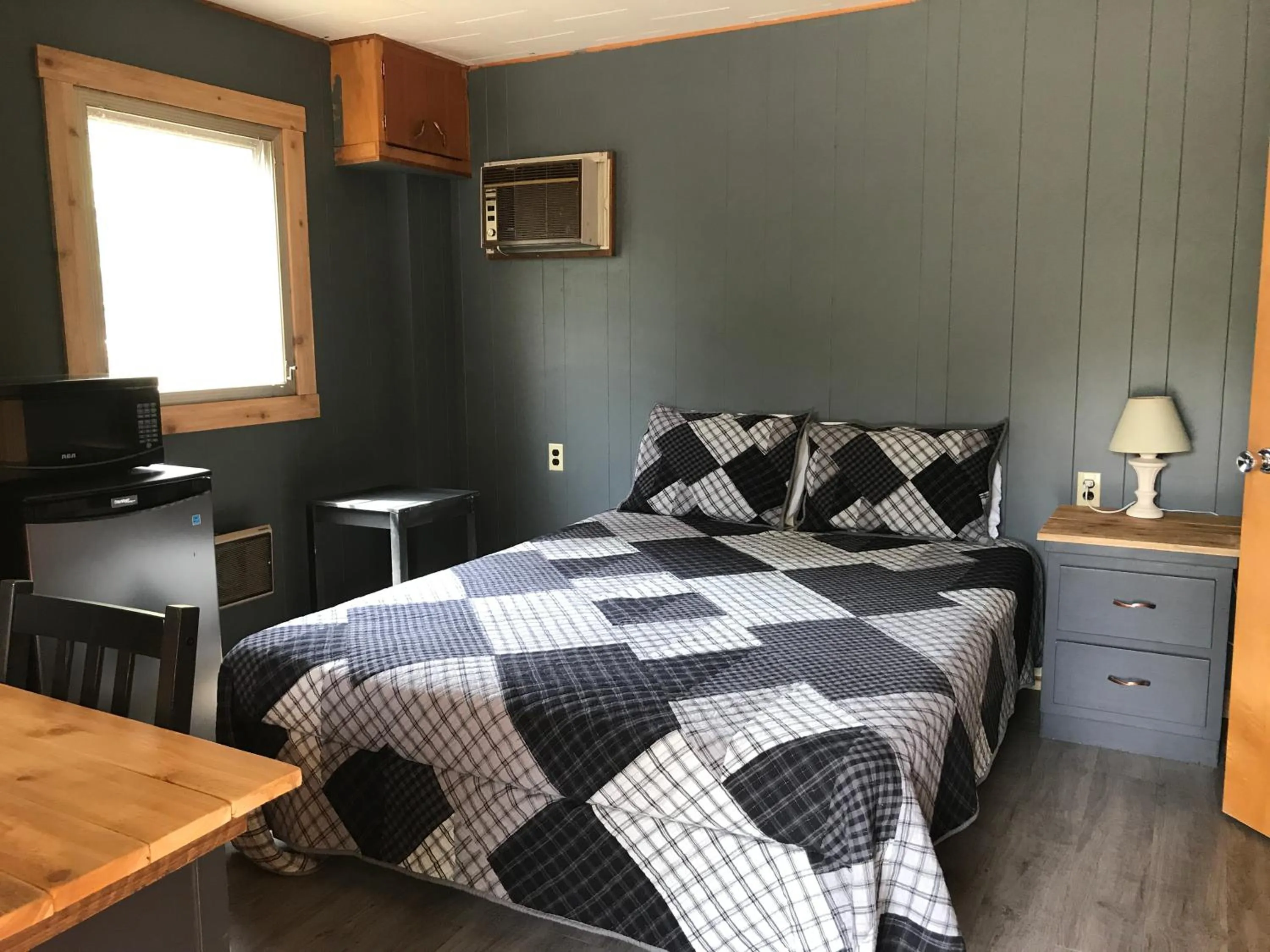 Bed in Jasper Way Inn Resort & Campground