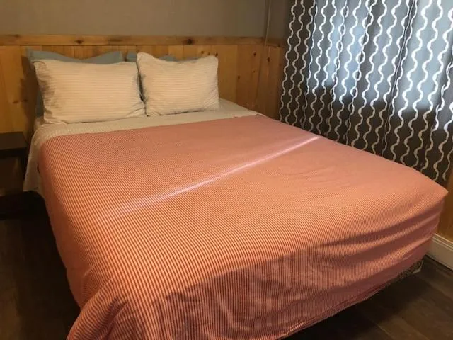 Bed in Jasper Way Inn Resort & Campground