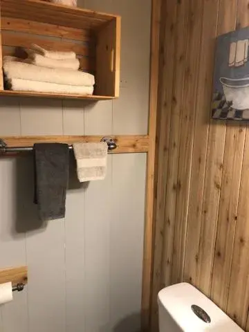 Two-Bedroom Suite with Lake View in Jasper Way Inn Resort & Campground Two-Bedroom Suite with Lake View in Jasper Way Inn Resort & Campground