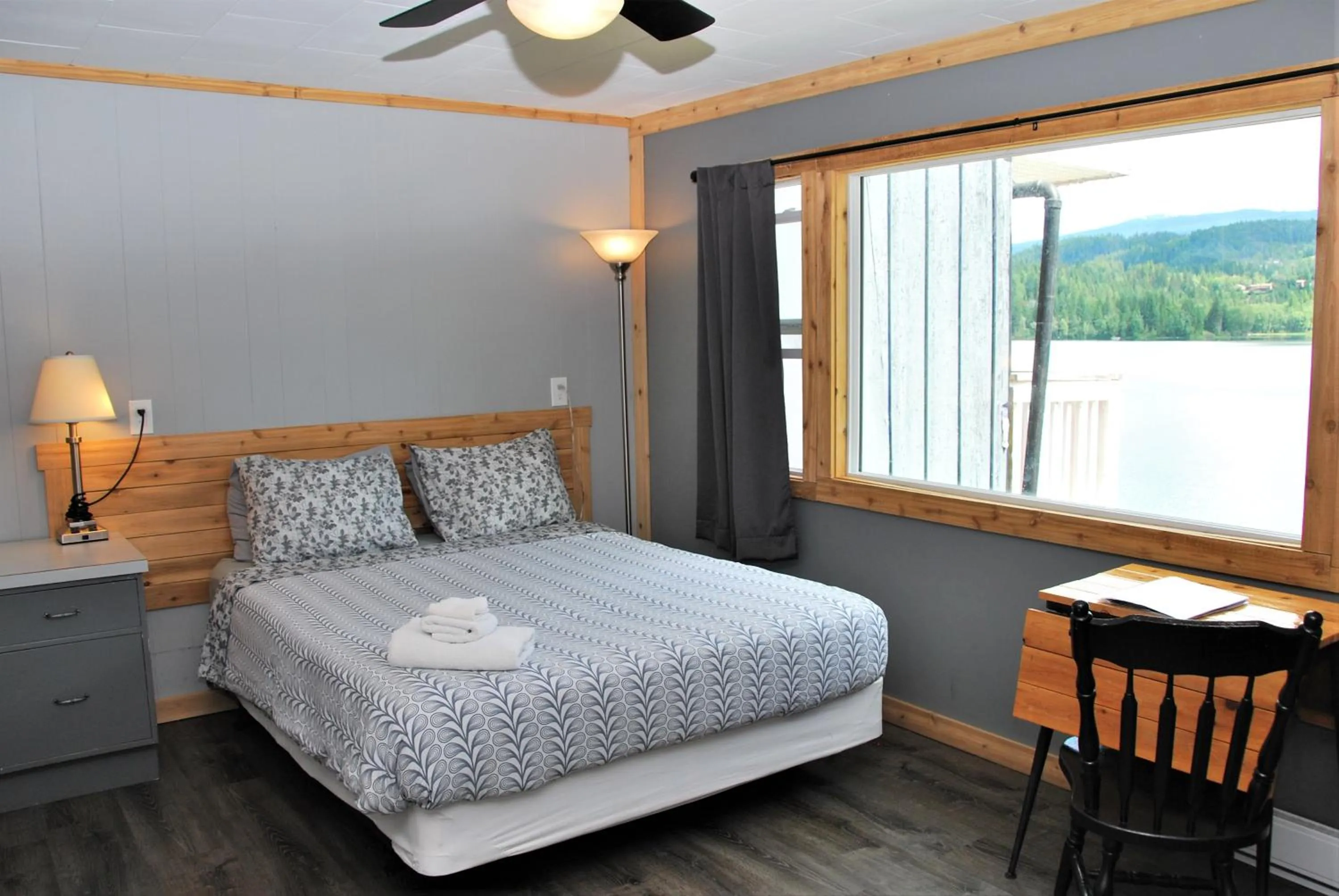 Bed in Jasper Way Inn Resort & Campground