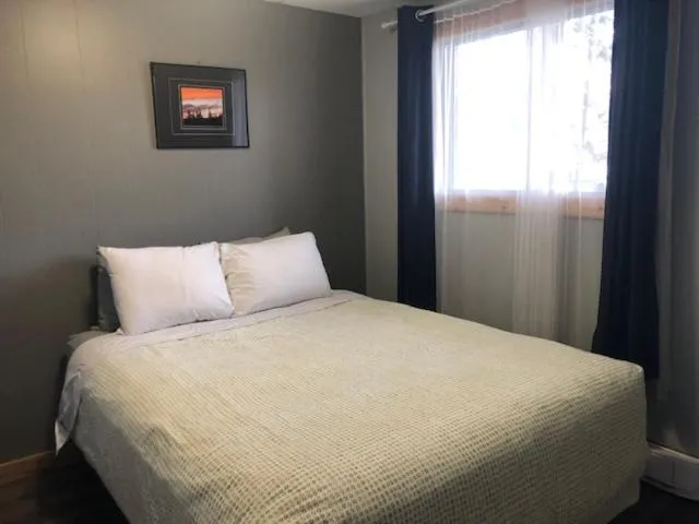 Bed in Jasper Way Inn Resort & Campground