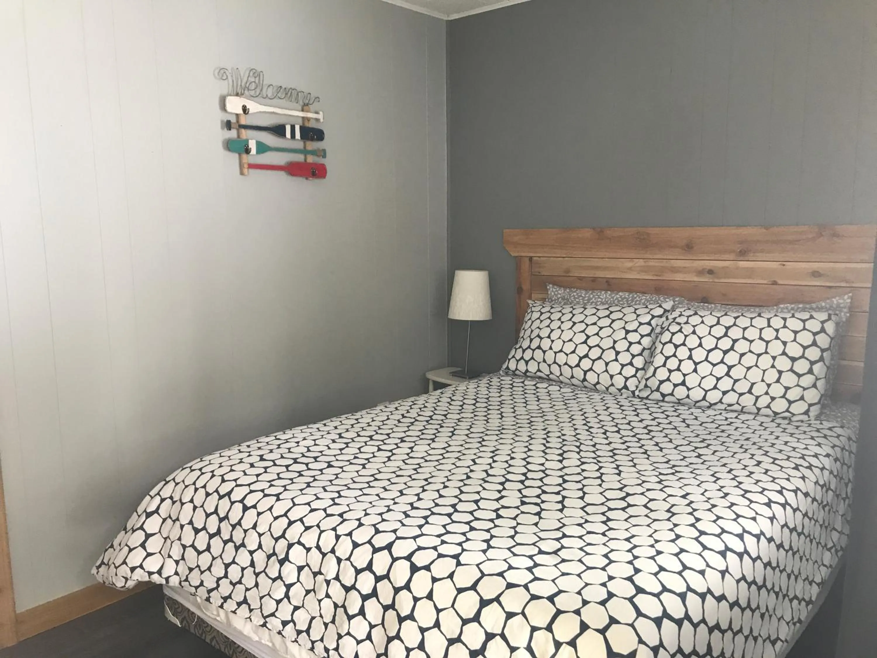 Bed in Jasper Way Inn Resort & Campground