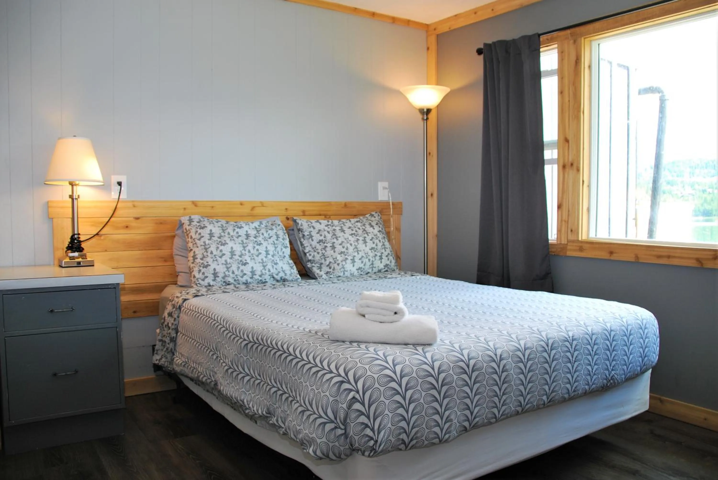 Bed in Jasper Way Inn Resort & Campground