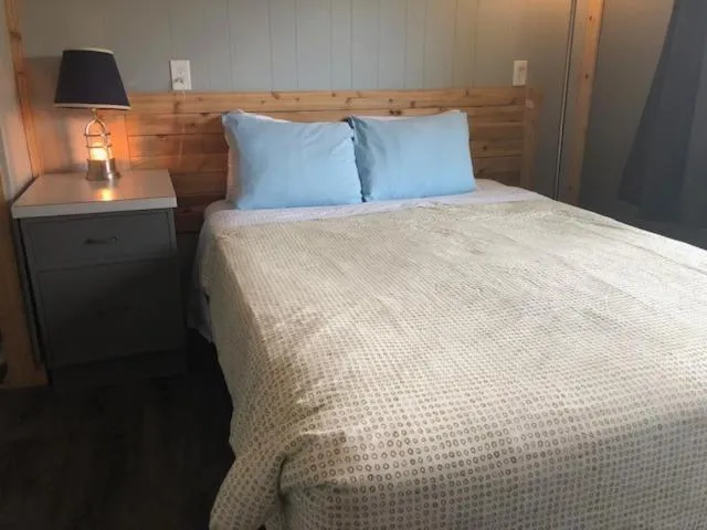 Bed in Jasper Way Inn Resort & Campground