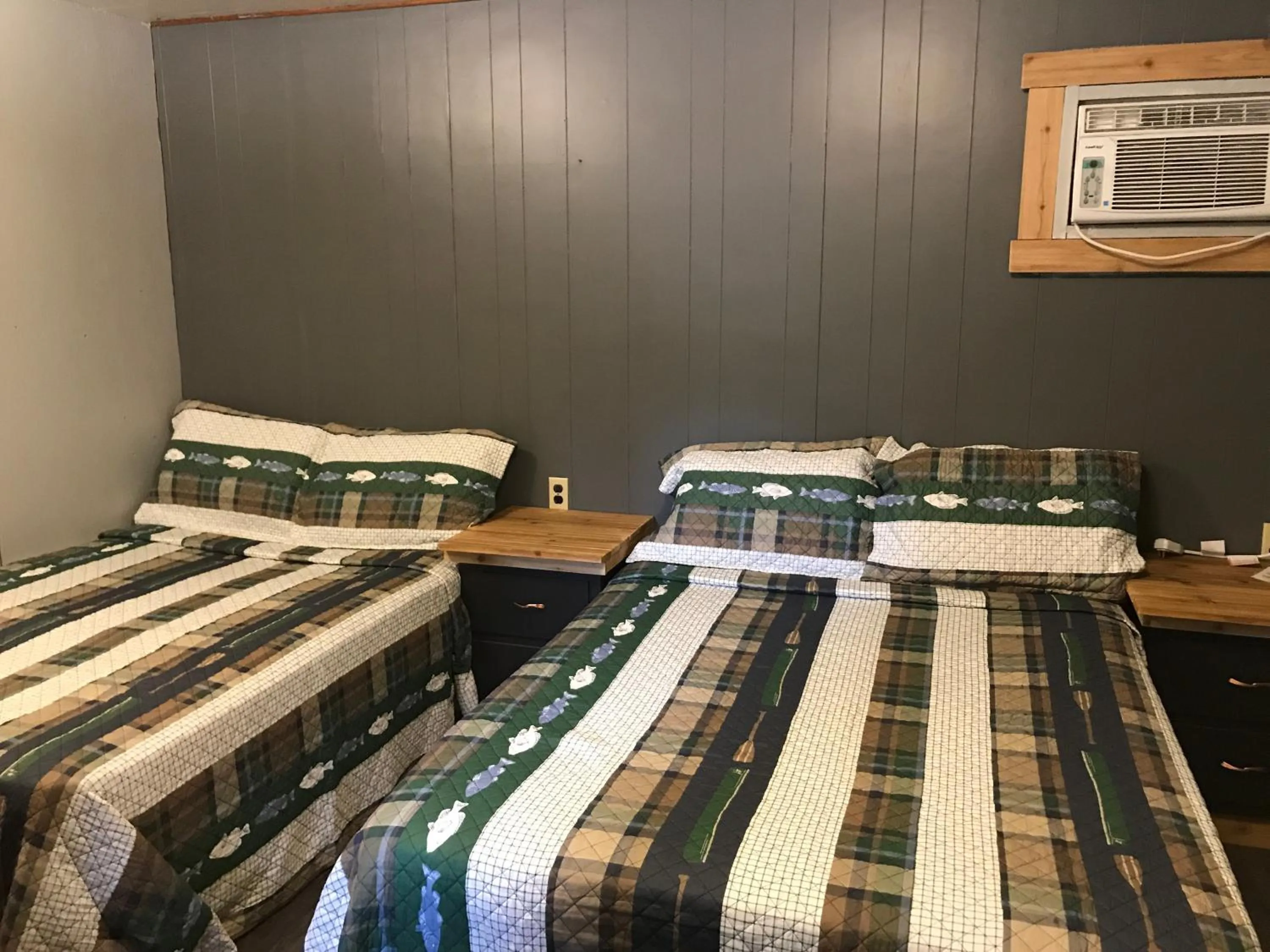 Bed in Jasper Way Inn Resort & Campground