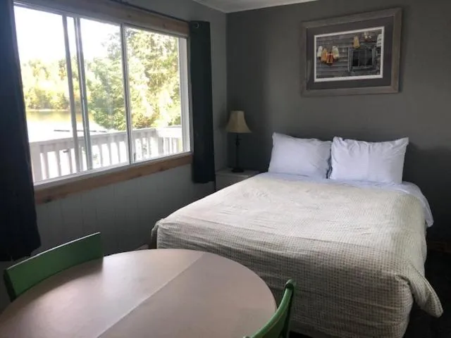 Bed in Jasper Way Inn Resort & Campground