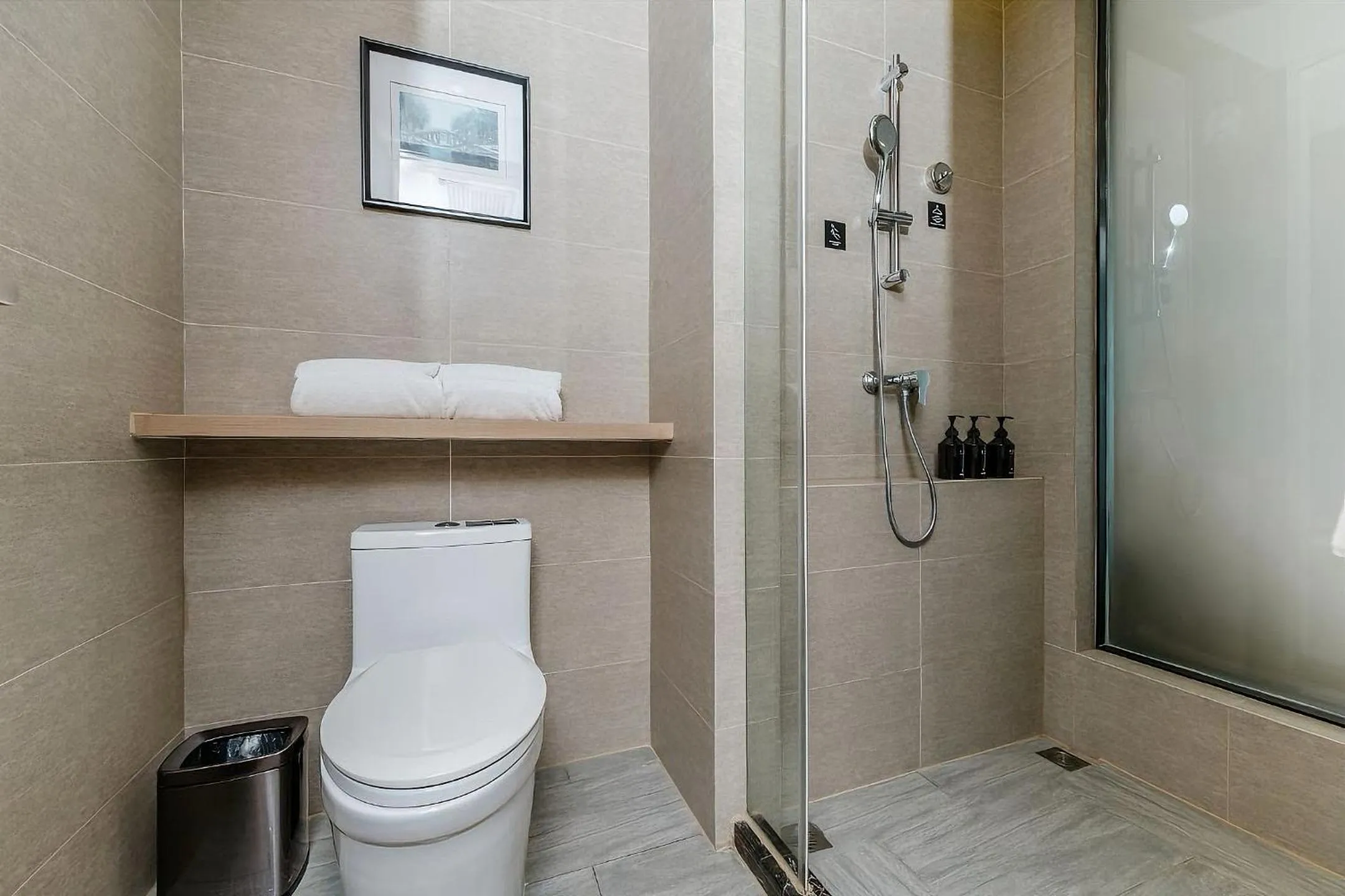 Bathroom in Atour Hotel Hangzhou Future Technology City Haichuang Park