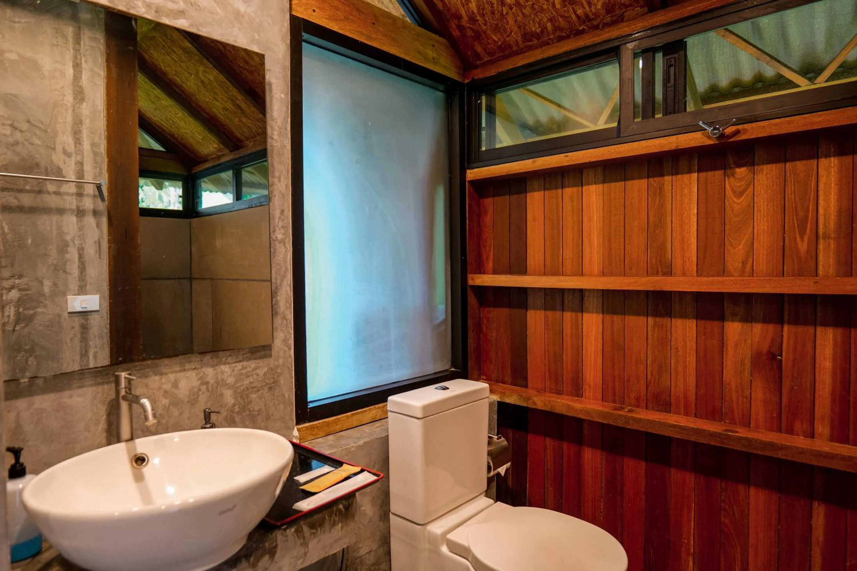 Bathroom in Tinidee Hideaway Tonsai Beach Krabi