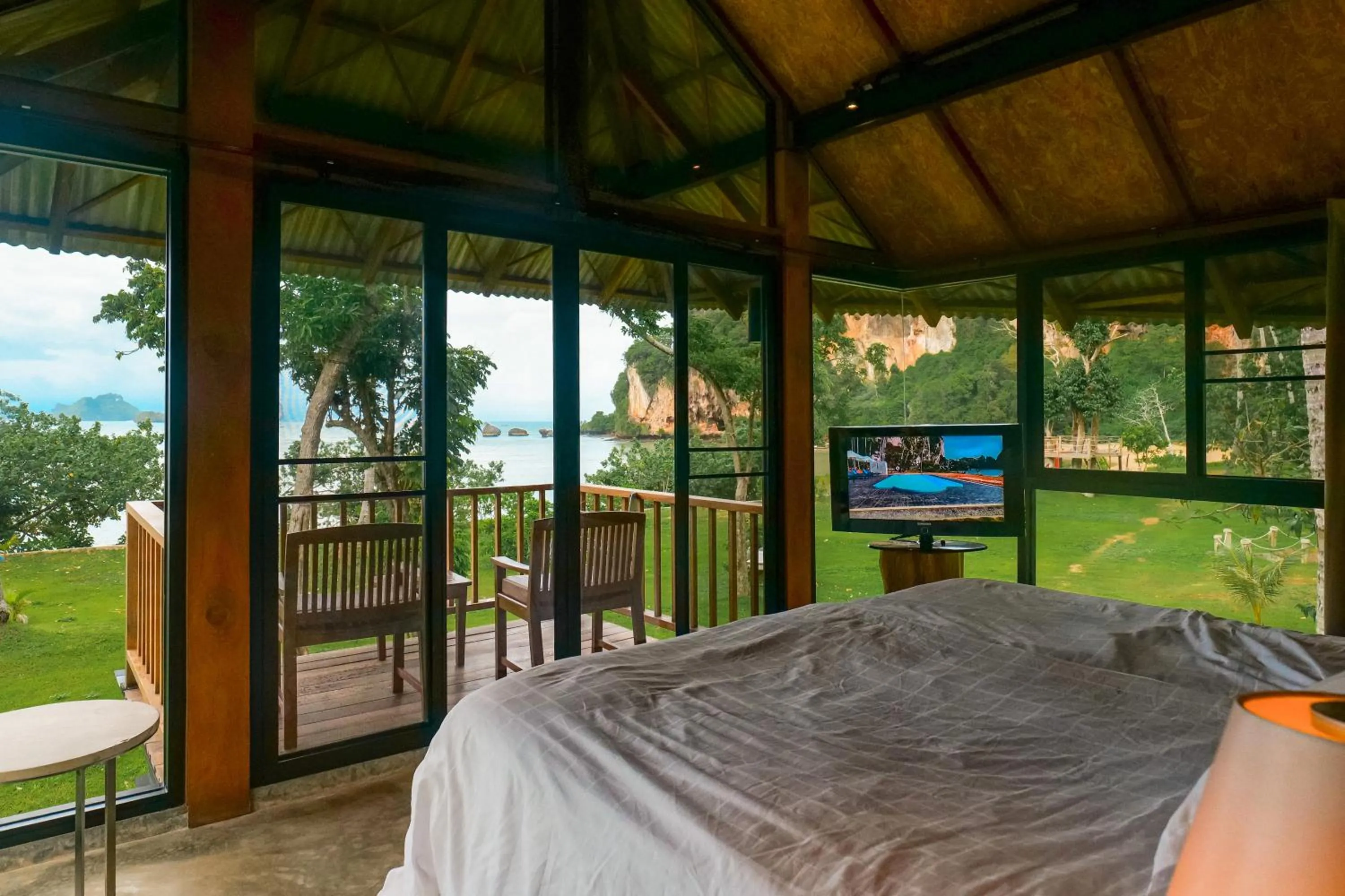 Property building, Bed in Tinidee Hideaway Tonsai Beach Krabi