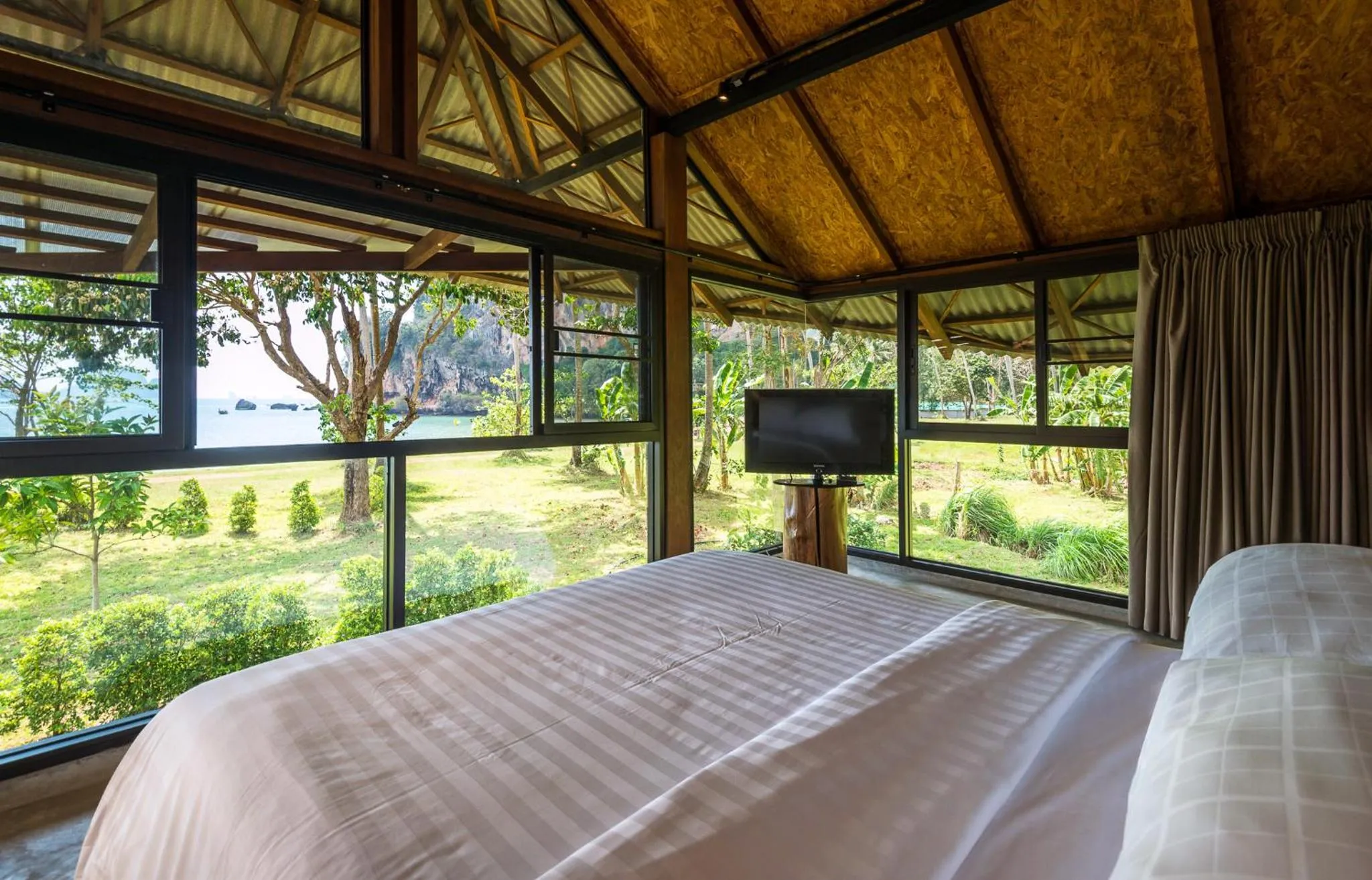 Communal lounge/ TV room, Bed in Tinidee Hideaway Tonsai Beach Krabi