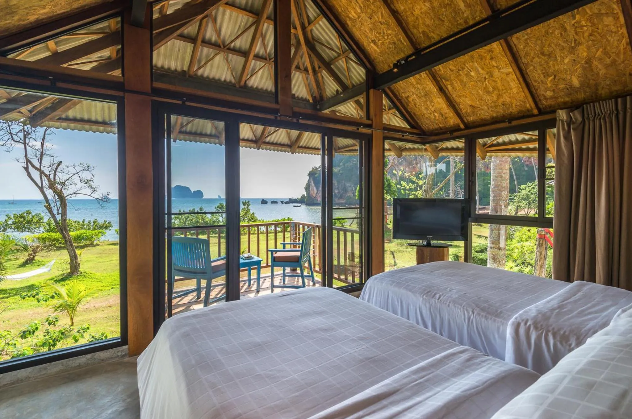 Communal lounge/ TV room, Bed in Tinidee Hideaway Tonsai Beach Krabi