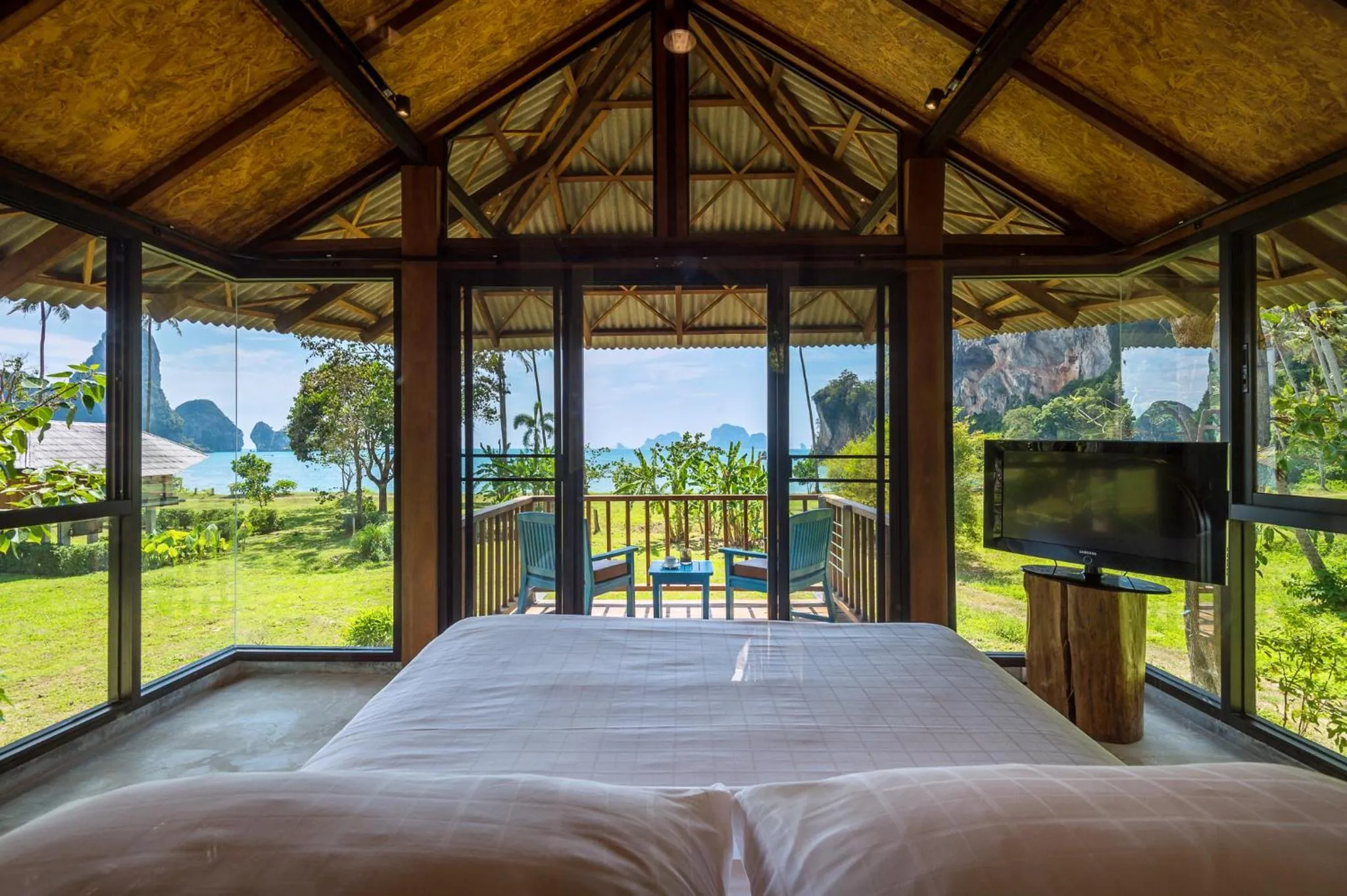 Communal lounge/ TV room, Bed in Tinidee Hideaway Tonsai Beach Krabi