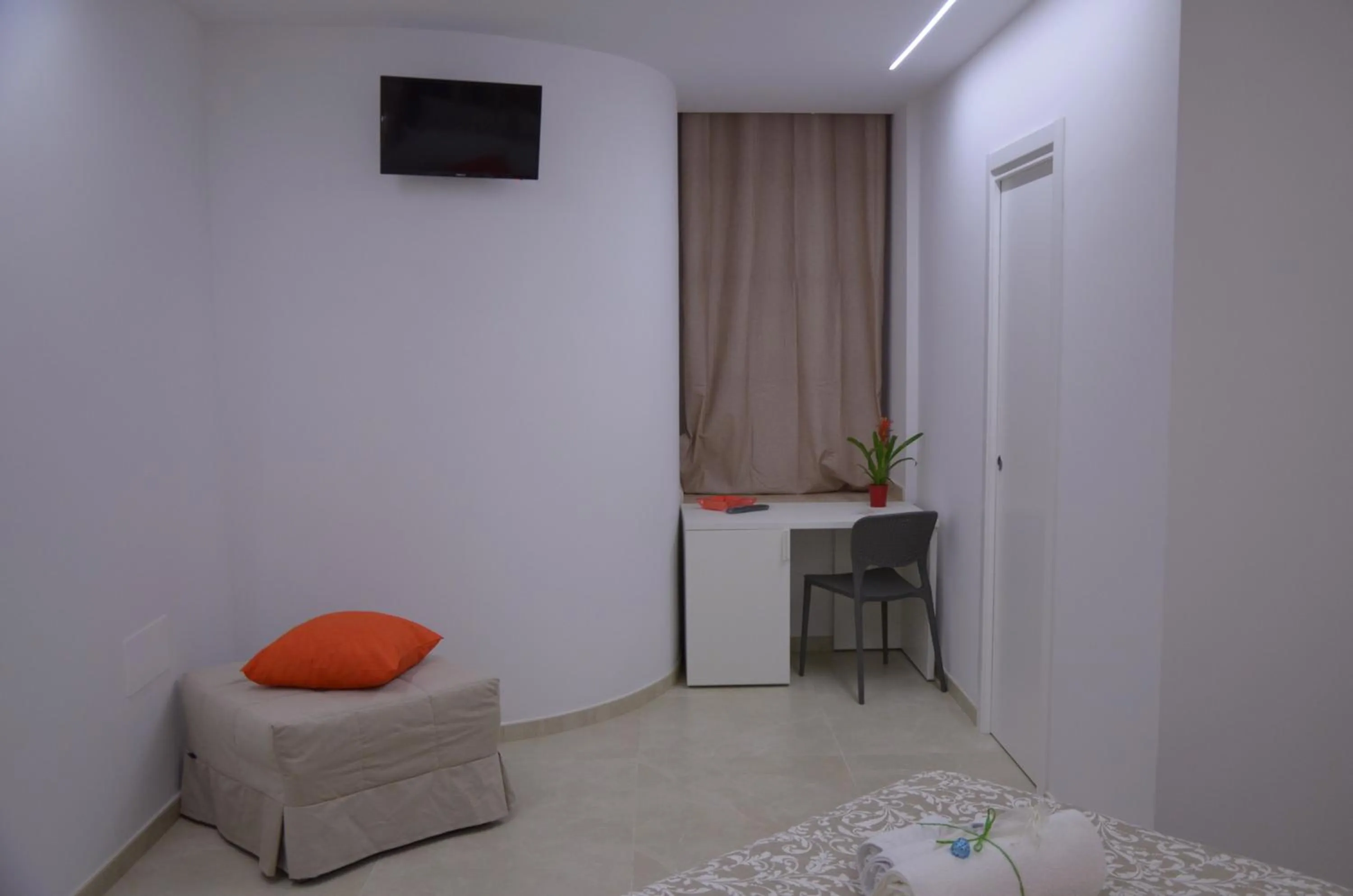 Photo of the whole room, Bed in In & Out Matera