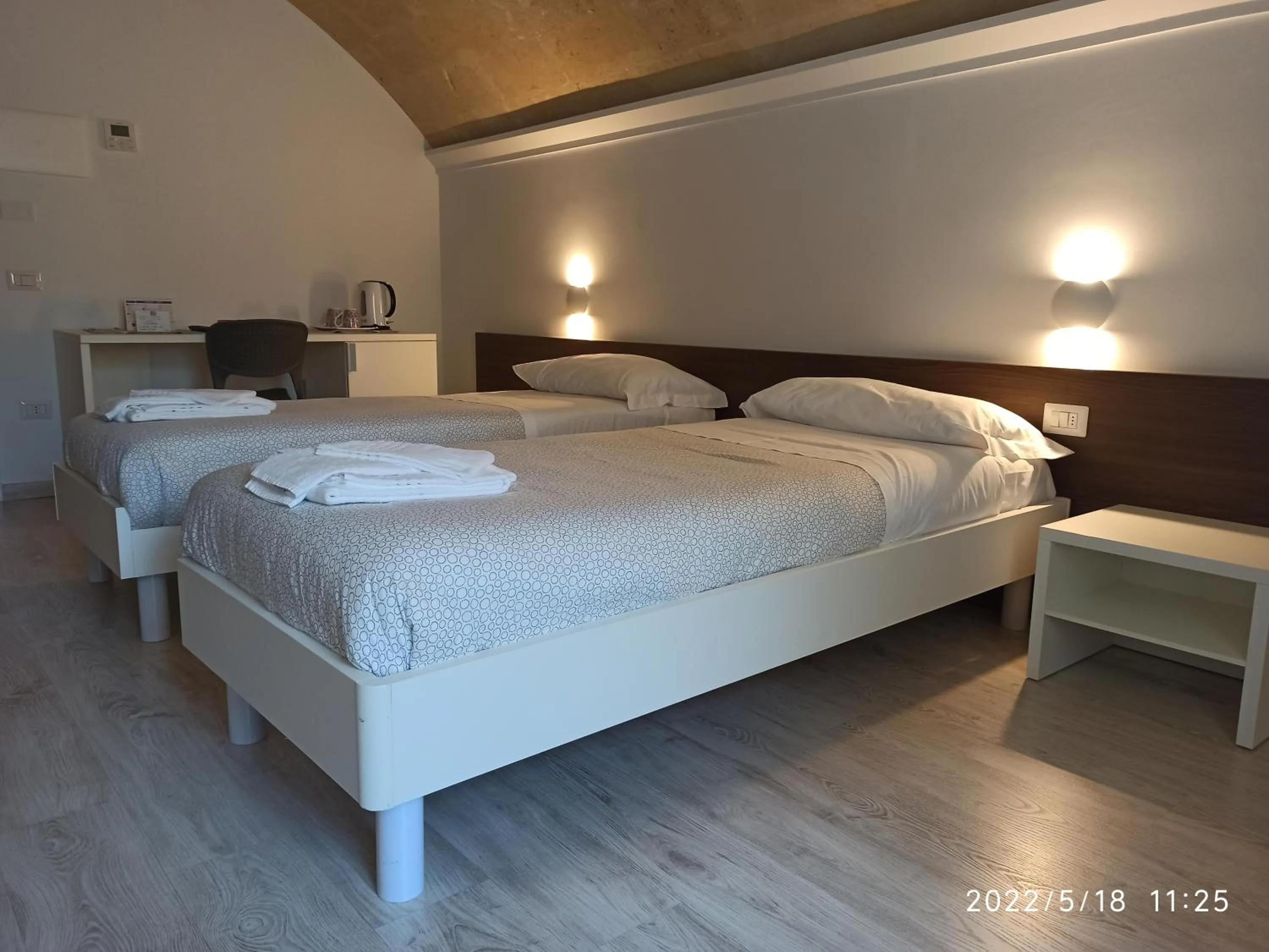 Photo of the whole room, Bed in In & Out Matera