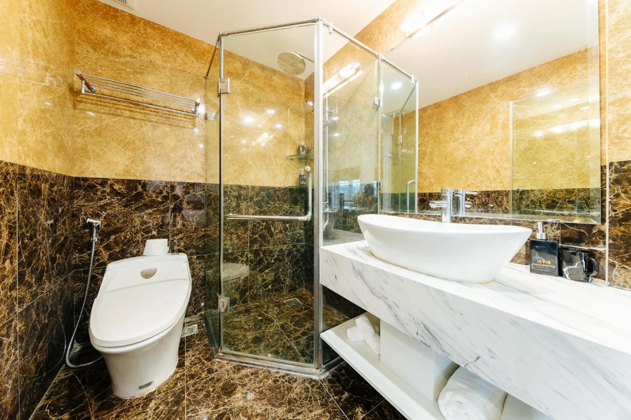 Shower in Su Casa Hanoi Old Quarter